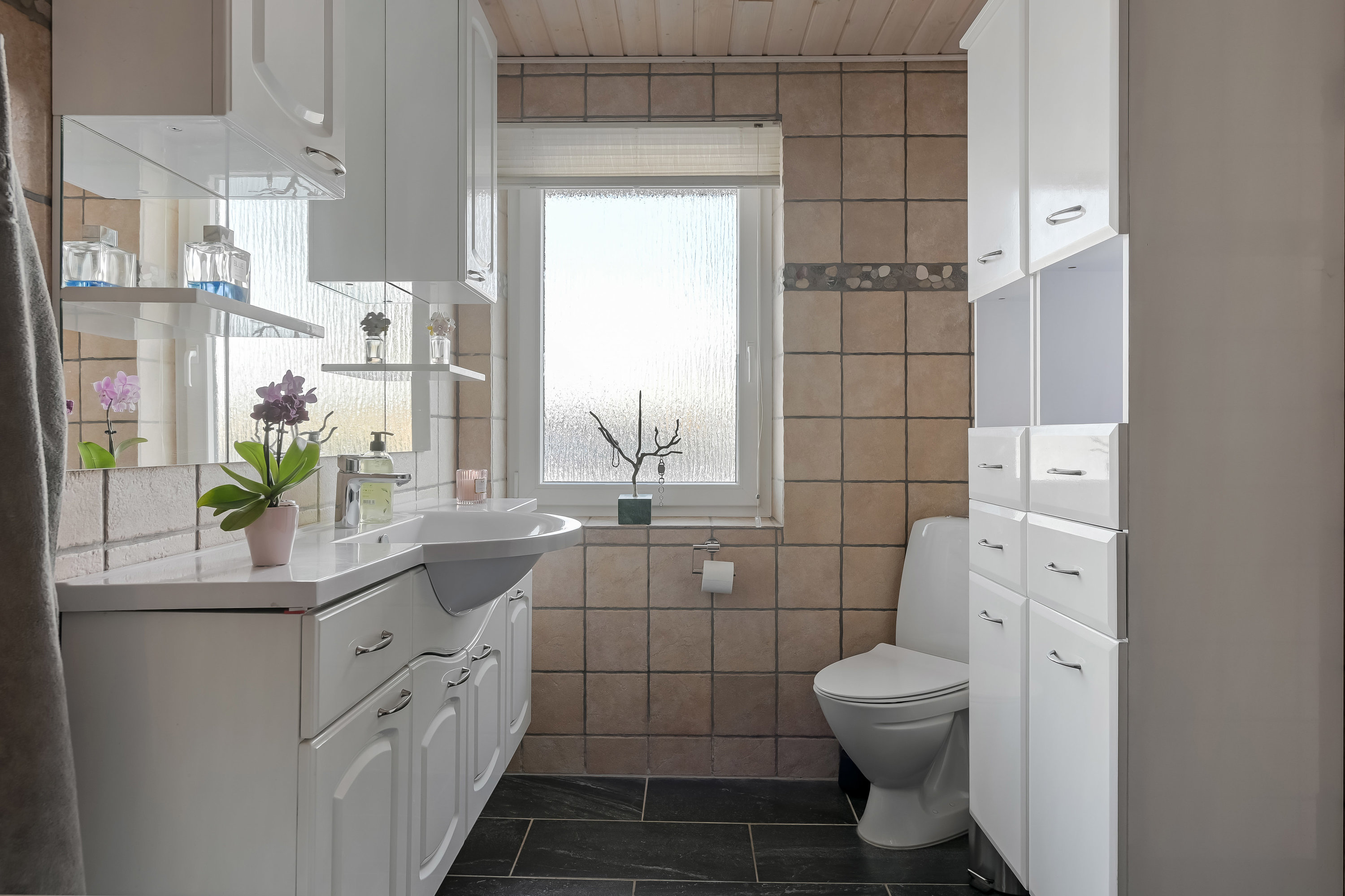 Fremhævet toilet billede i fuldskærmstilstand. Billede af Egevænget 415, 7190 Billund