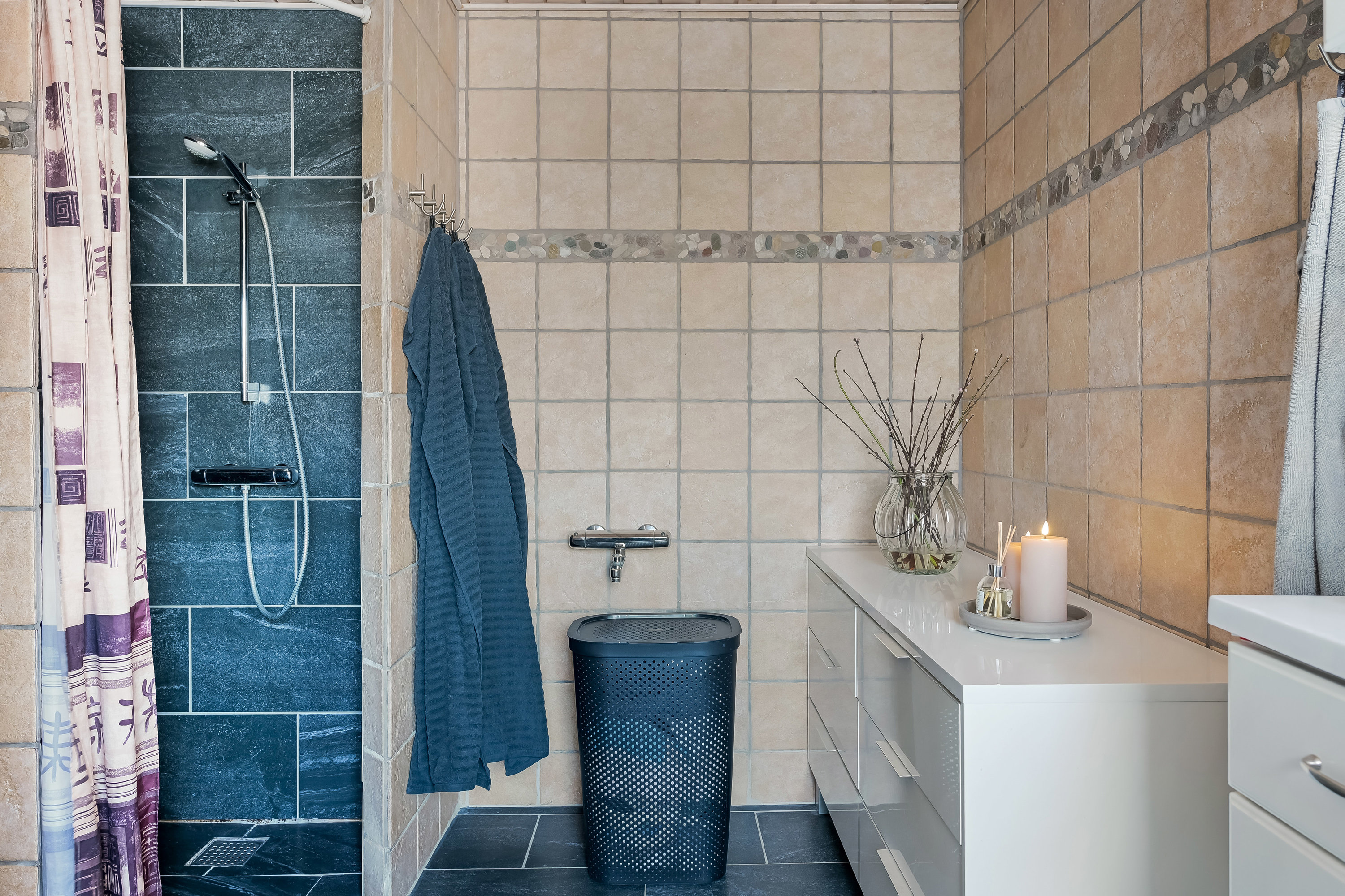 Fremhævet badeværelse billede i fuldskærmstilstand. Billede af Egevænget 415, 7190 Billund