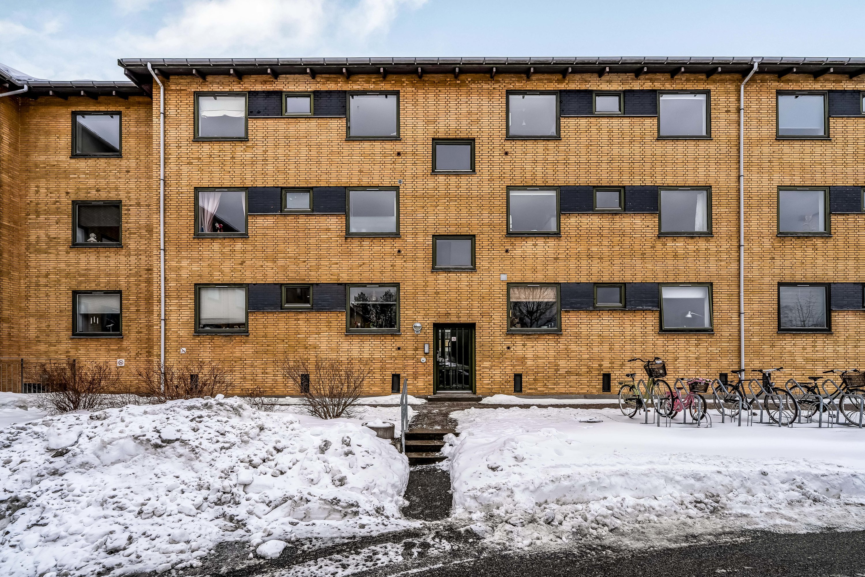 Fremhævet facade billede i fuldskærmstilstand. Billede af Ørnevang 18, 1. th., 3450 Allerød