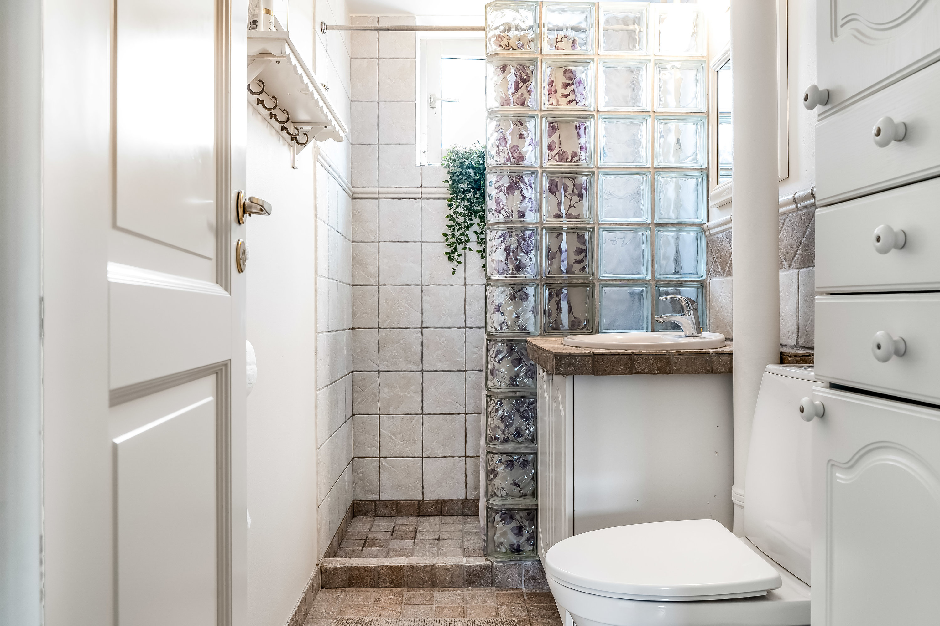 Fremhævet badeværelse billede i fuldskærmstilstand. Billede af Ørnevang 18, 1. th., 3450 Allerød