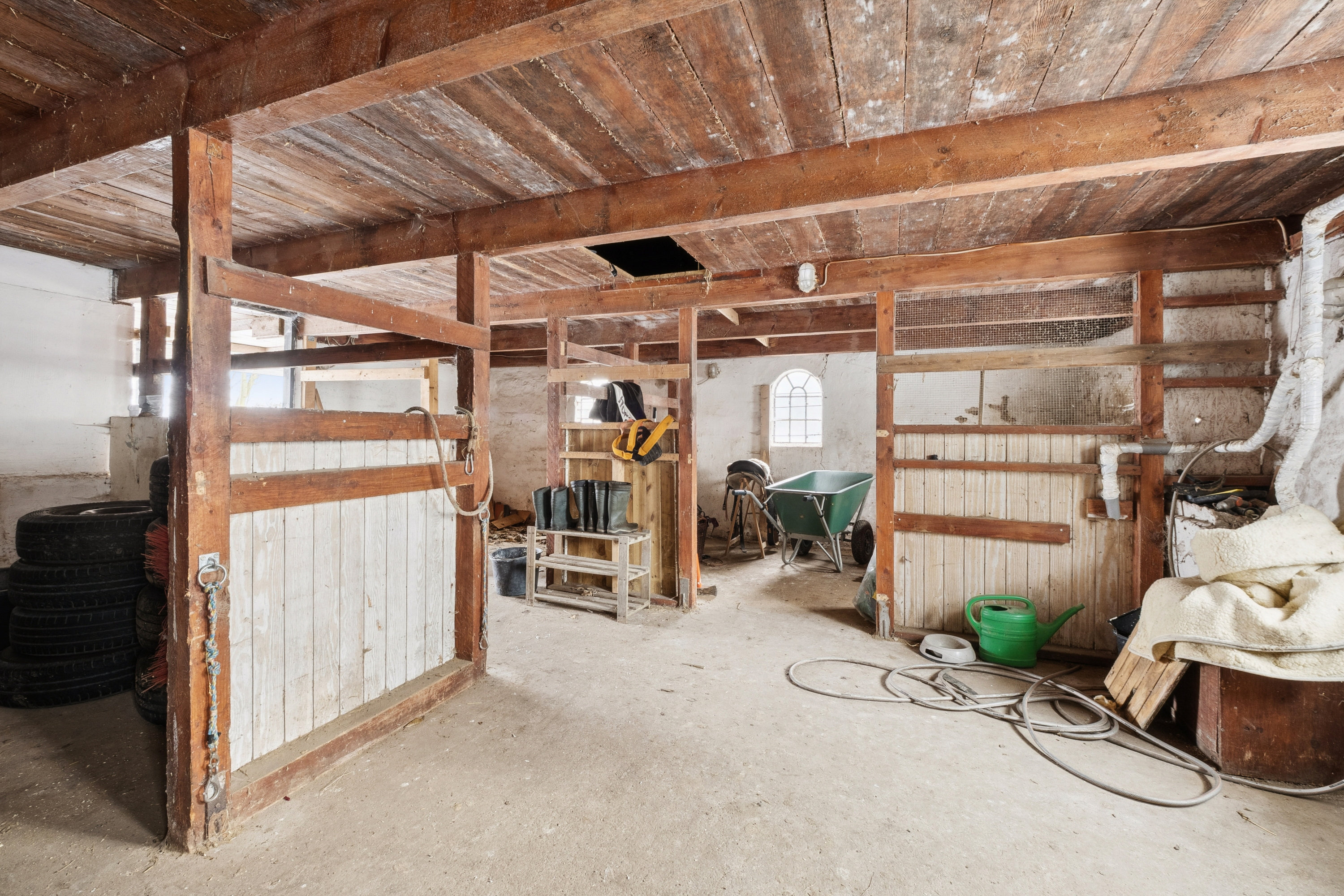 Fremhævet stald billede i fuldskærmstilstand. Billede af Kalundborgvej 20, Vejerslev, 7980 Vils