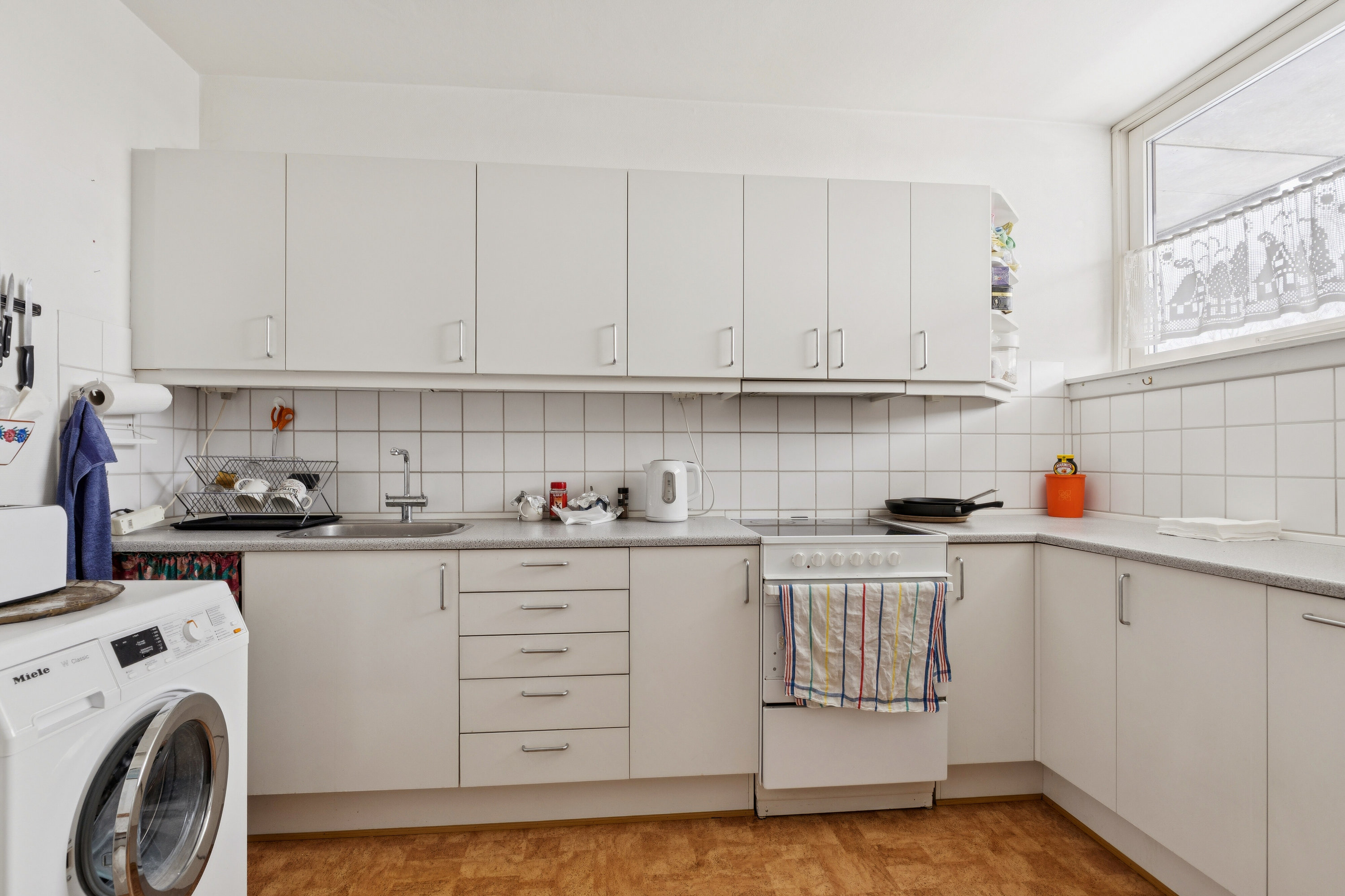 Fremhævet køkken billede i fuldskærmstilstand. Billede af Baunebakkevej 23, 1., 2650 Hvidovre