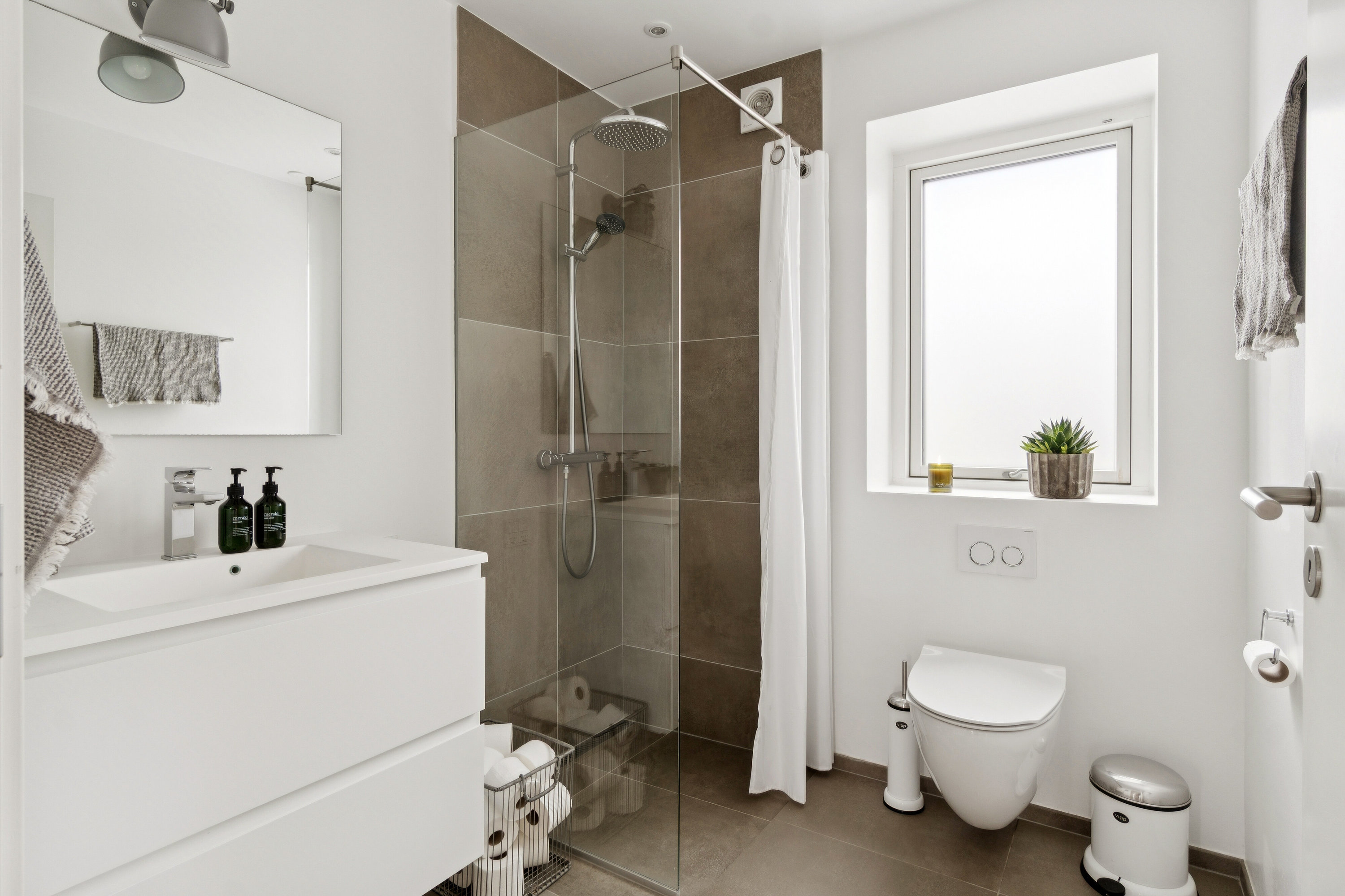 Fremhævet badeværelse billede i fuldskærmstilstand. Billede af Parkvænget 18, 8600 Silkeborg