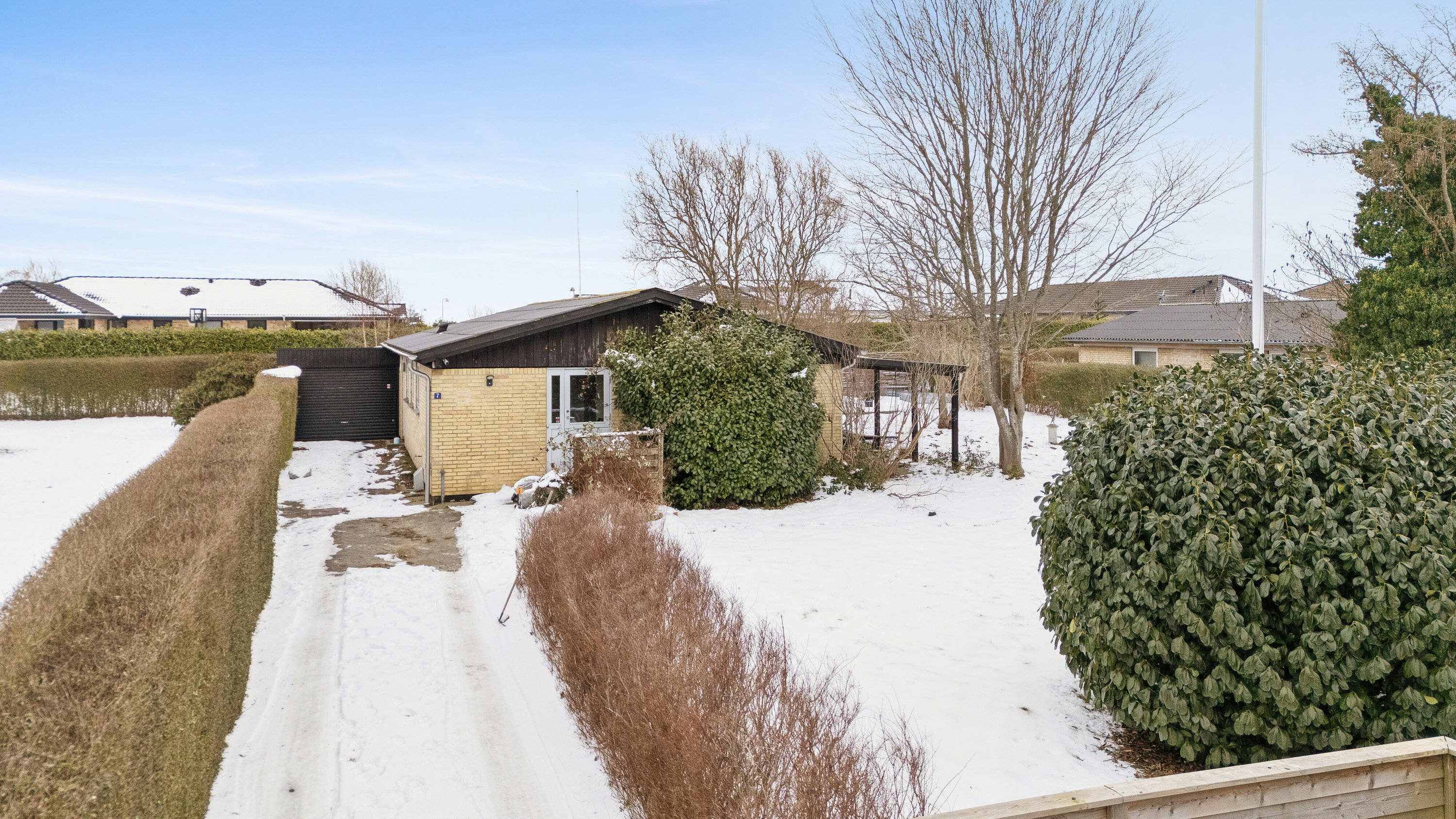 Fremhævet set fra vejen billede i fuldskærmstilstand. Billede af Kærmyssevej 7, Kregme, 3300 Frederiksværk