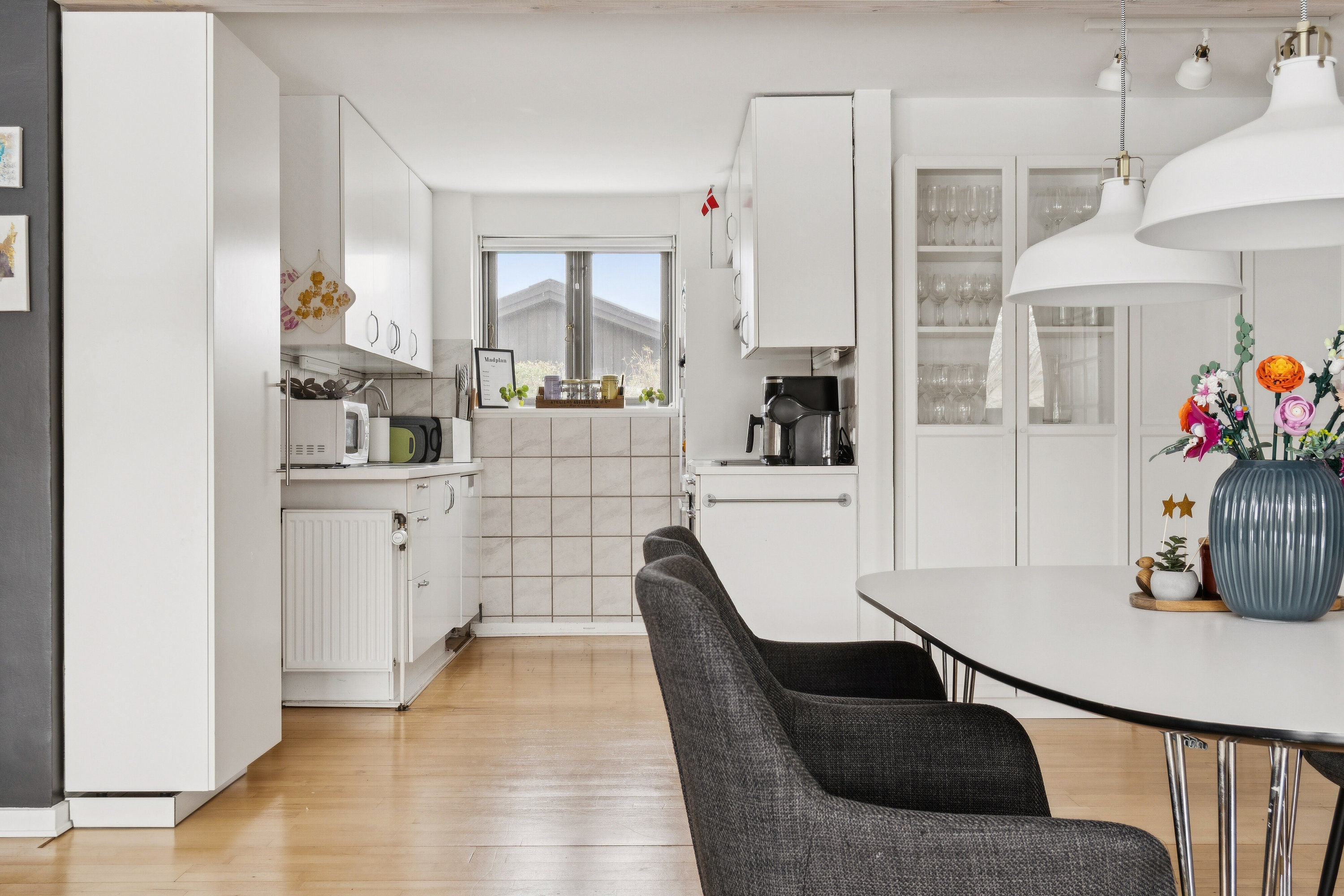 Fremhævet køkken billede i fuldskærmstilstand. Billede af Kærmyssevej 7, Kregme, 3300 Frederiksværk