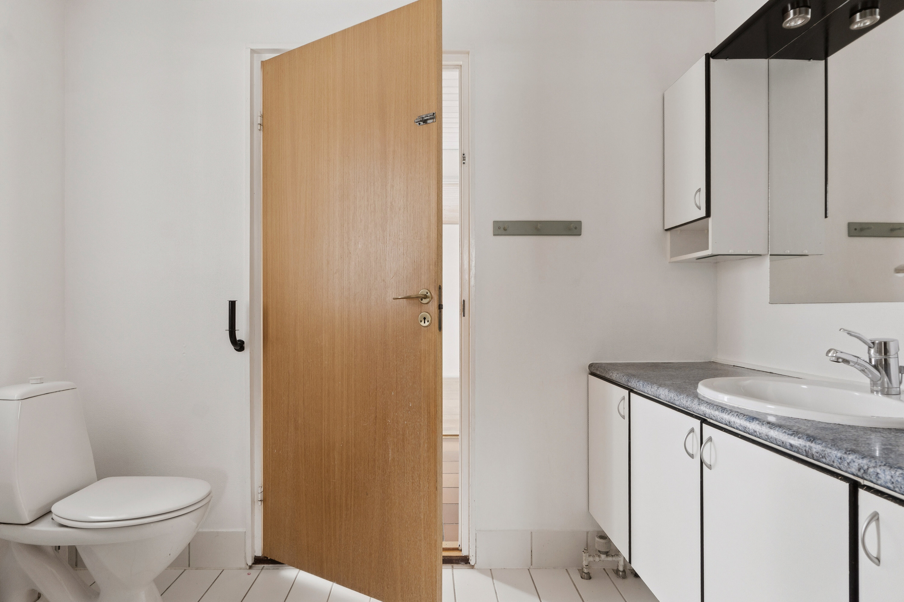 Fremhævet badeværelse billede i fuldskærmstilstand. Billede af Rugvænget 33, 9870 Sindal