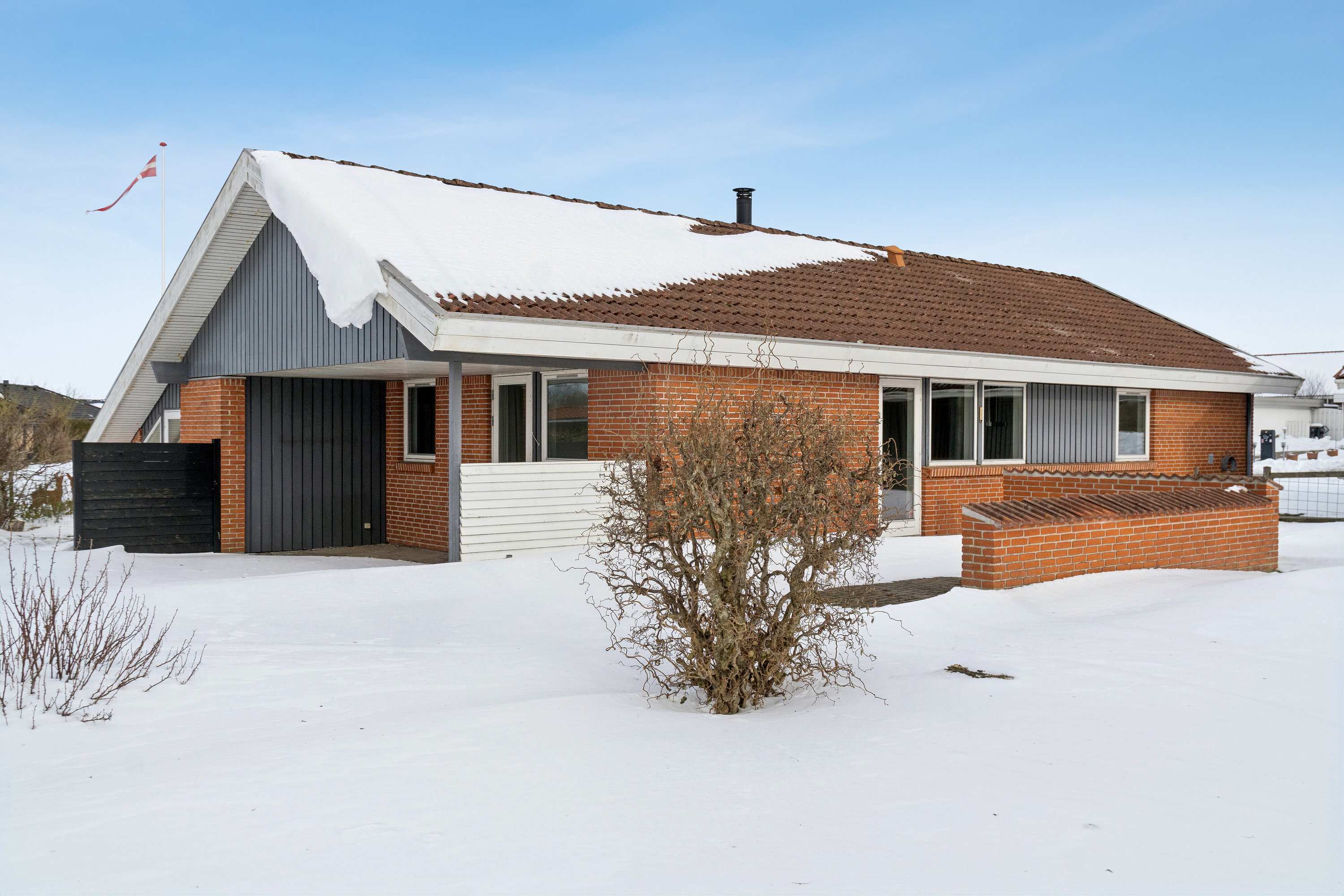 Fremhævet set fra haven billede i fuldskærmstilstand. Billede af Rugvænget 33, 9870 Sindal