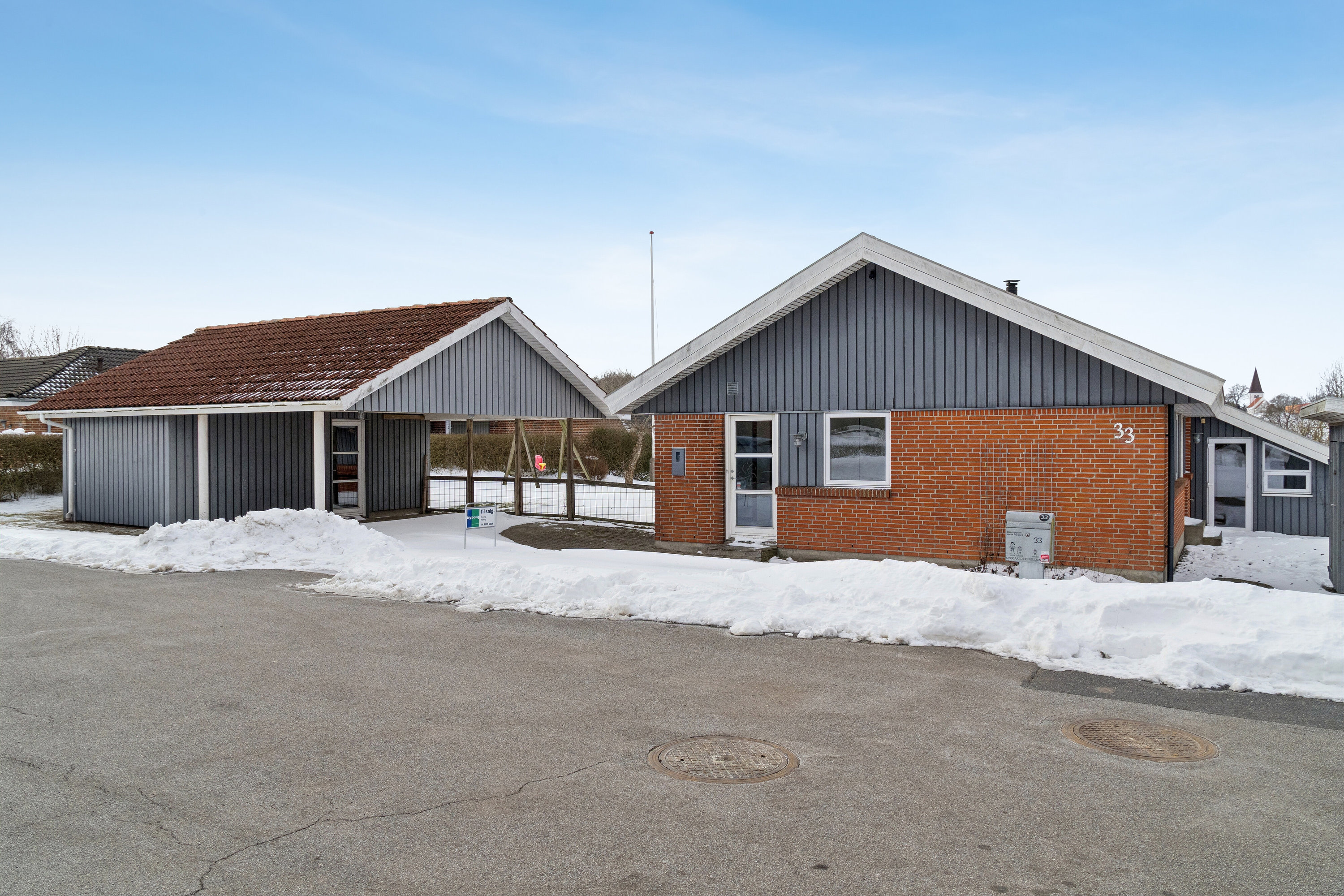 Fremhævet set fra vejen billede i fuldskærmstilstand. Billede af Rugvænget 33, 9870 Sindal