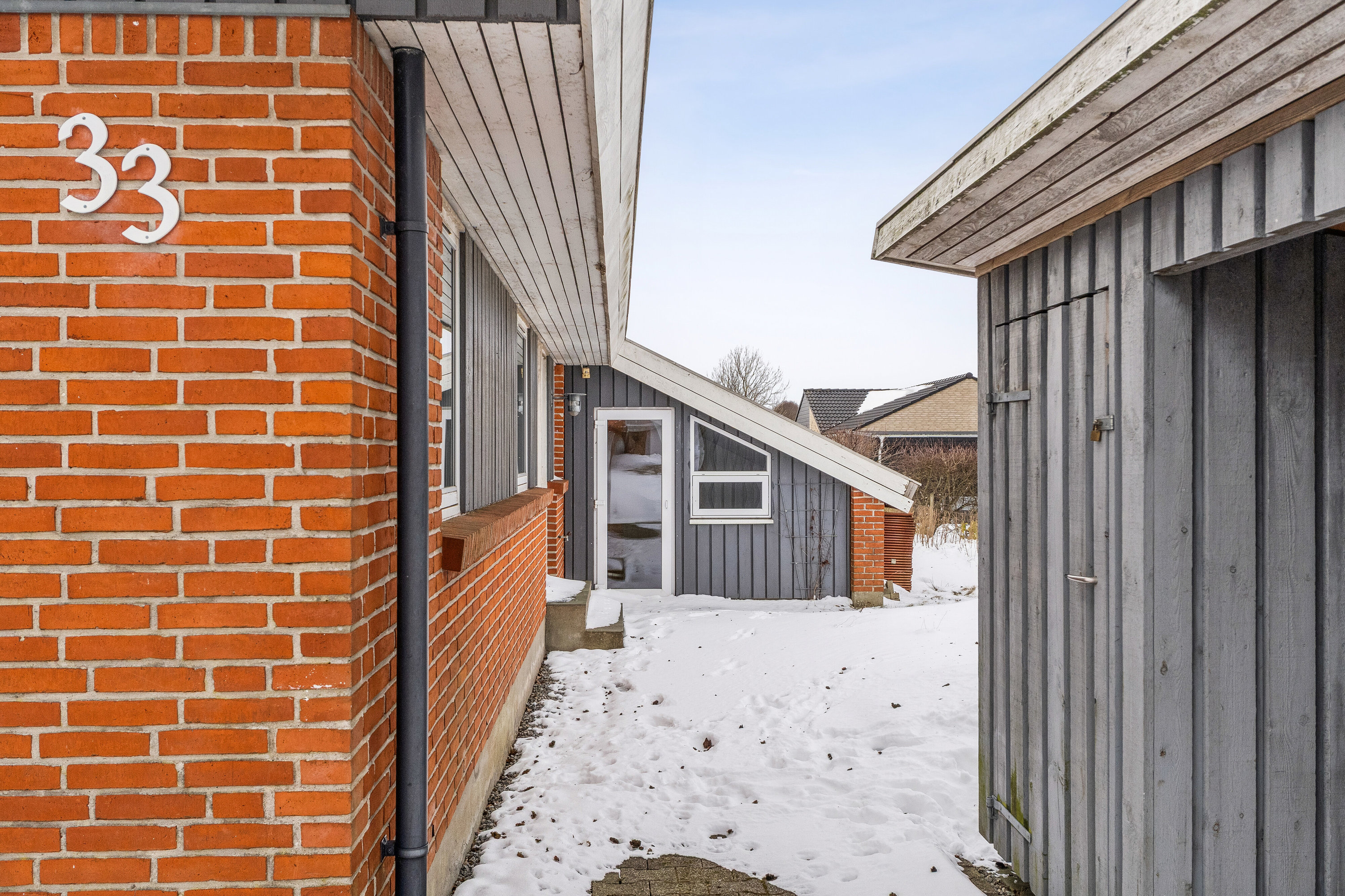 Fremhævet udendørs billede i fuldskærmstilstand. Billede af Rugvænget 33, 9870 Sindal