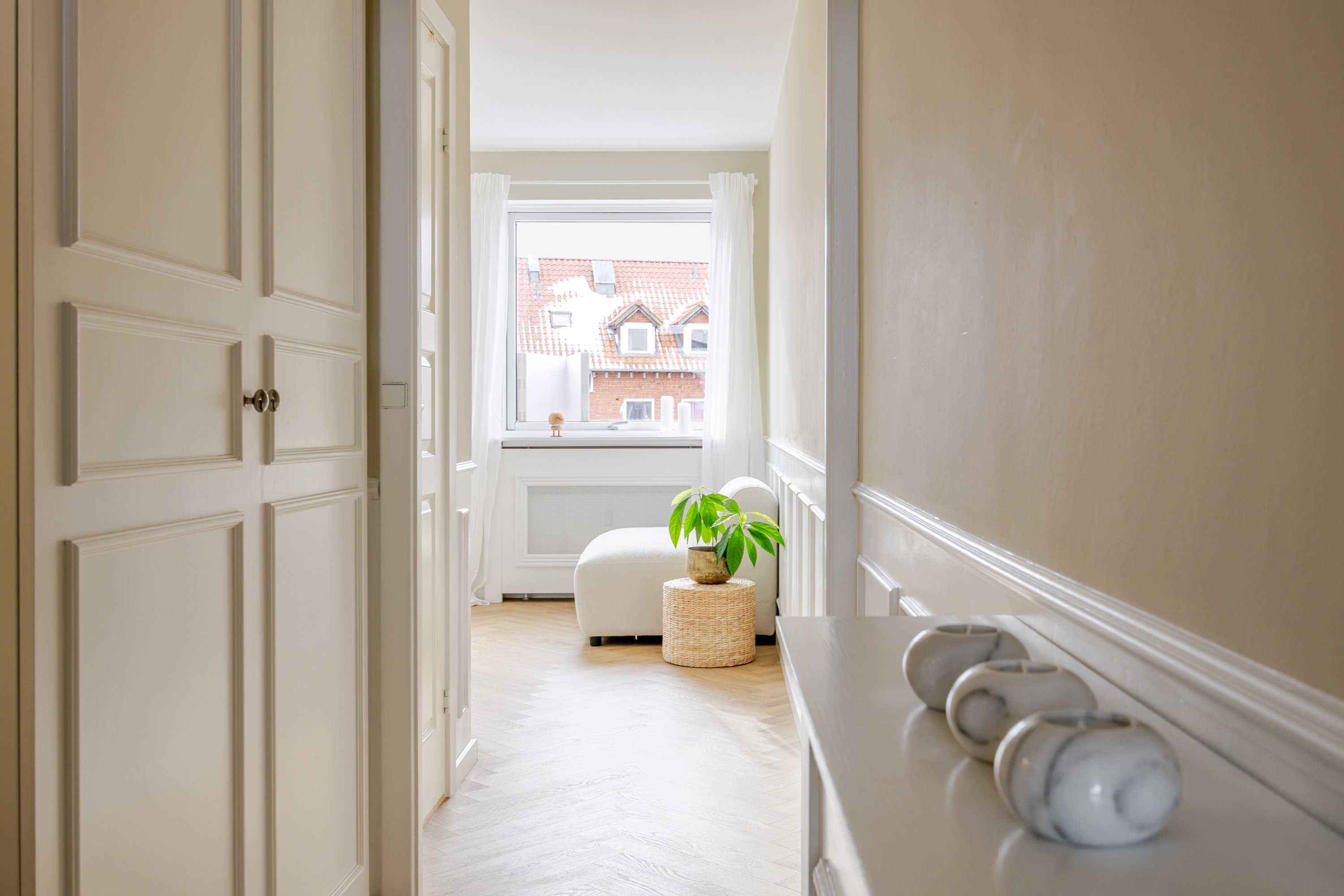 Fremhævet stue billede i fuldskærmstilstand. Billede af Peter Ipsens Allé 1, 4. 19., 2400 København NV