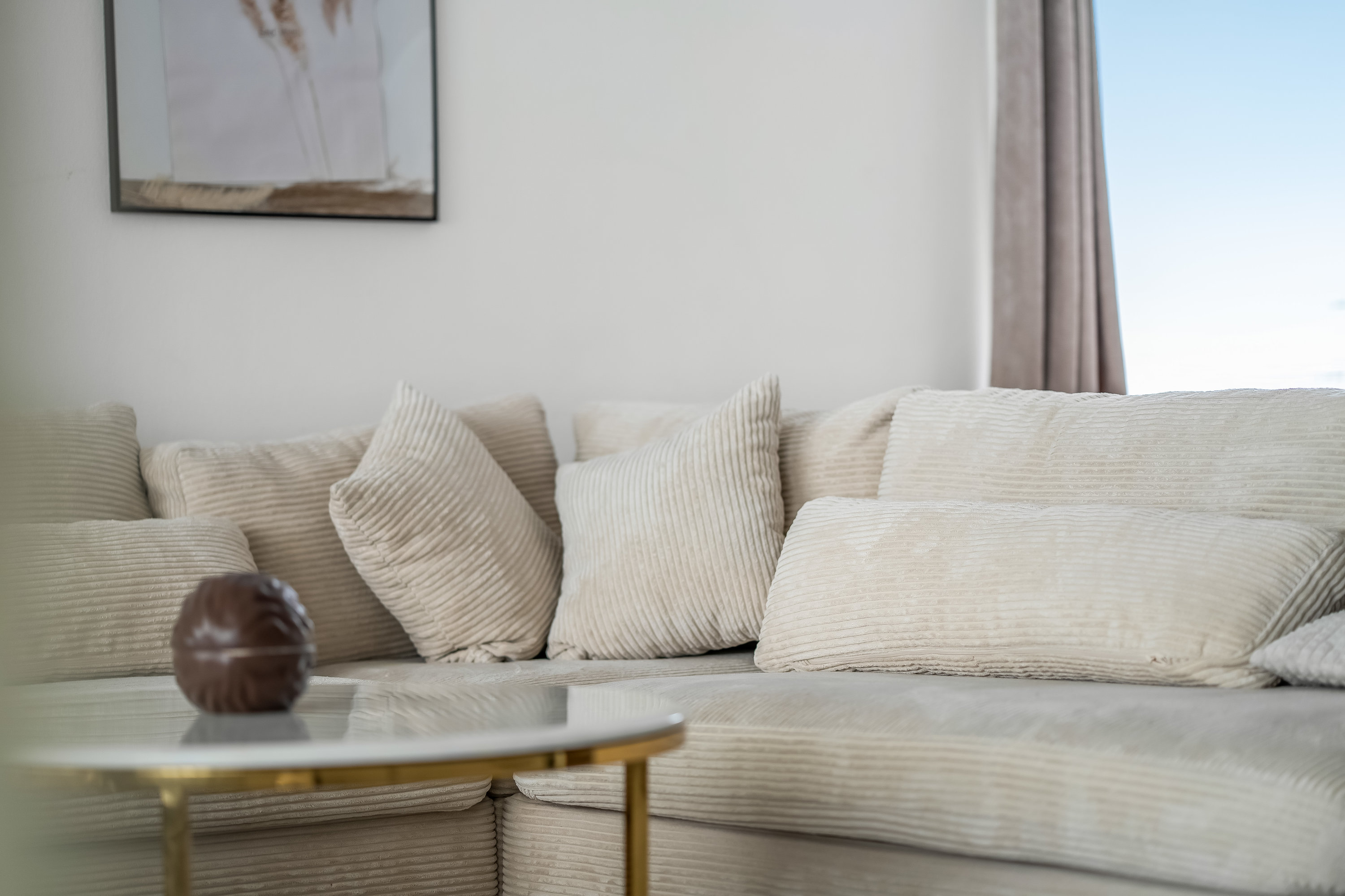 Fremhævet stue billede i fuldskærmstilstand. Billede af Enghavegårdsvej 22, Nørre Herlev, 3400 Hillerød