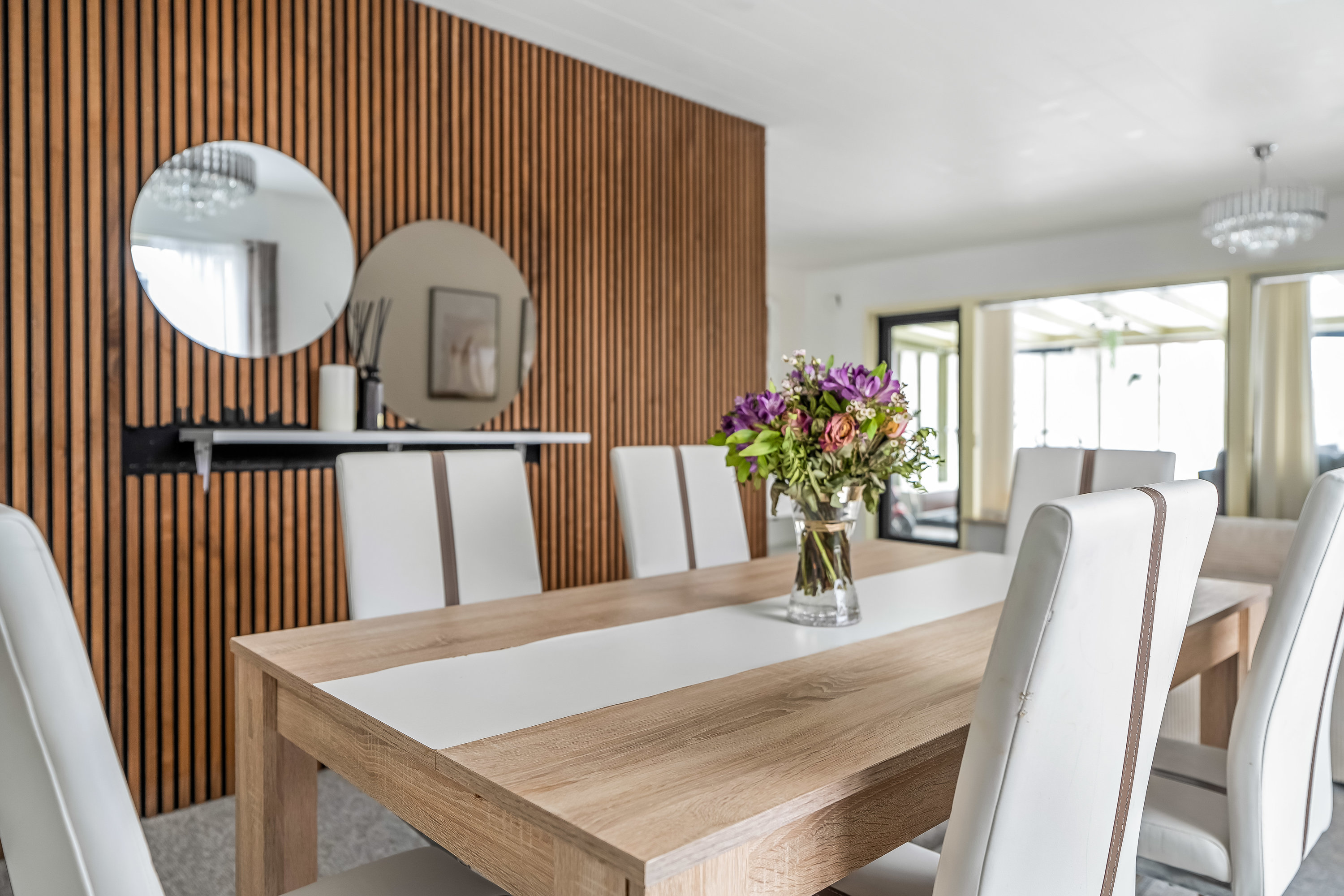 Fremhævet stue billede i fuldskærmstilstand. Billede af Enghavegårdsvej 22, Nørre Herlev, 3400 Hillerød