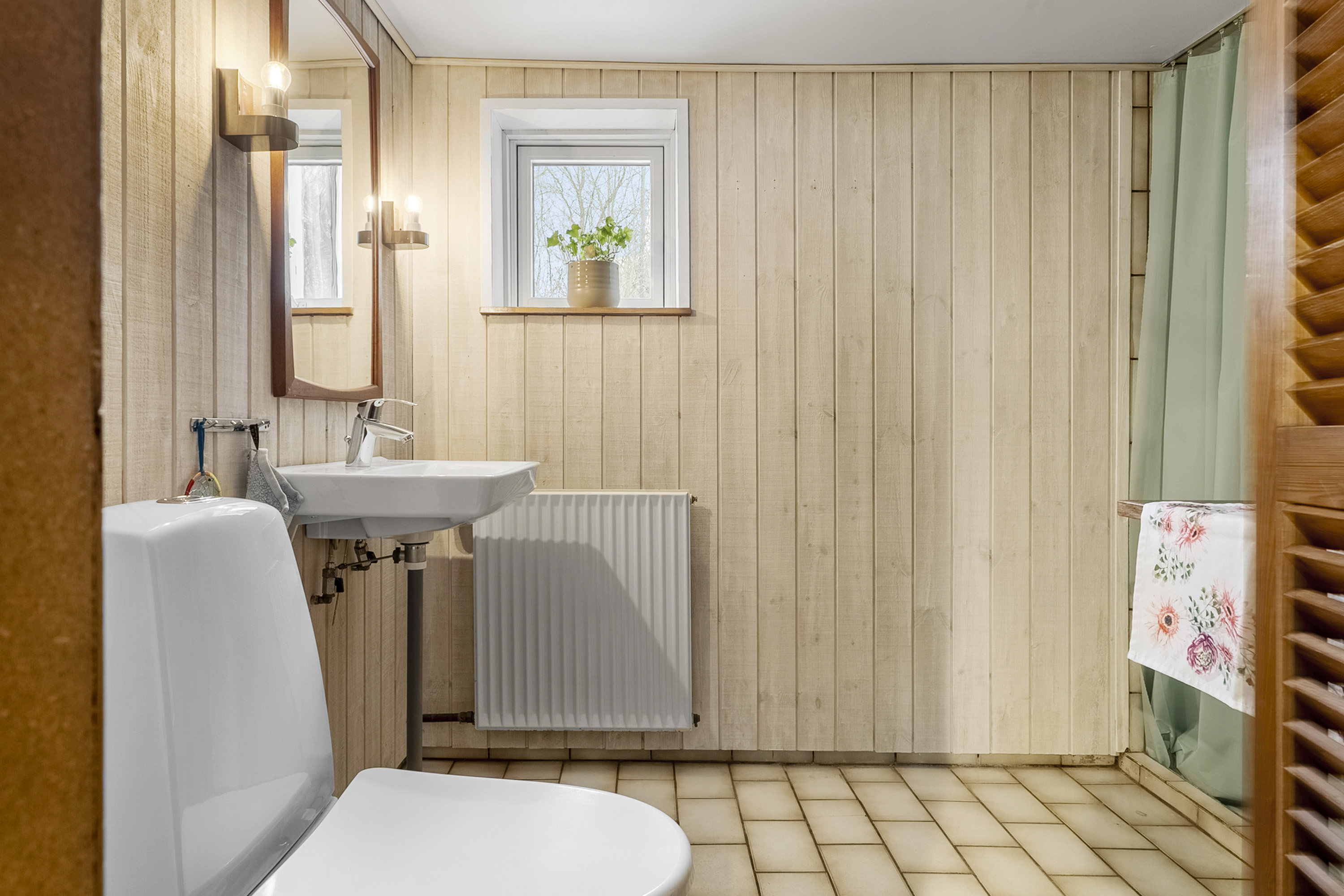 Fremhævet toilet billede i fuldskærmstilstand. Billede af Kraghøjvej 10, Skjold, 7130 Juelsminde