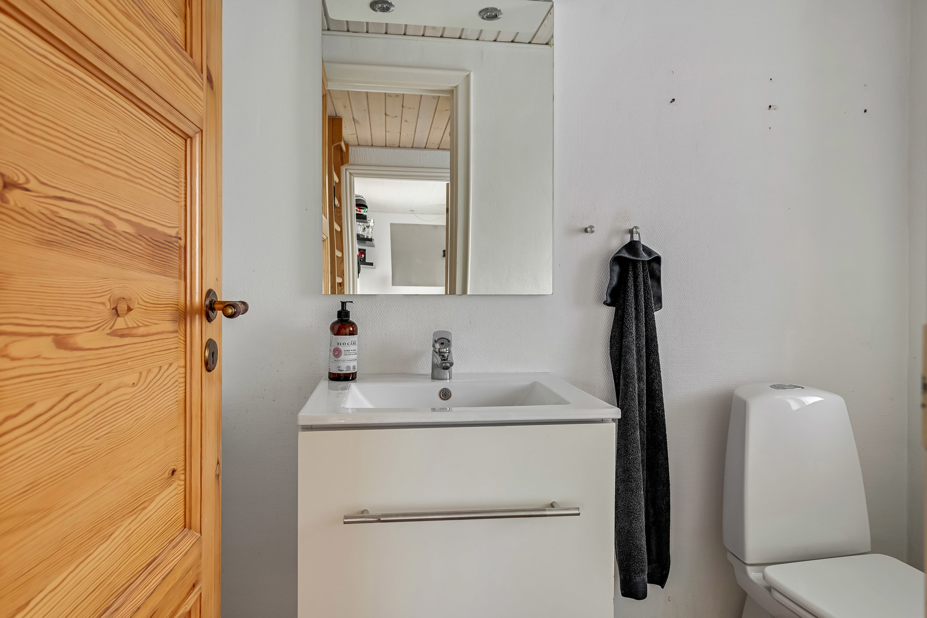 Fremhævet toilet billede i fuldskærmstilstand. Billede af Sønderkær 242, 7190 Billund