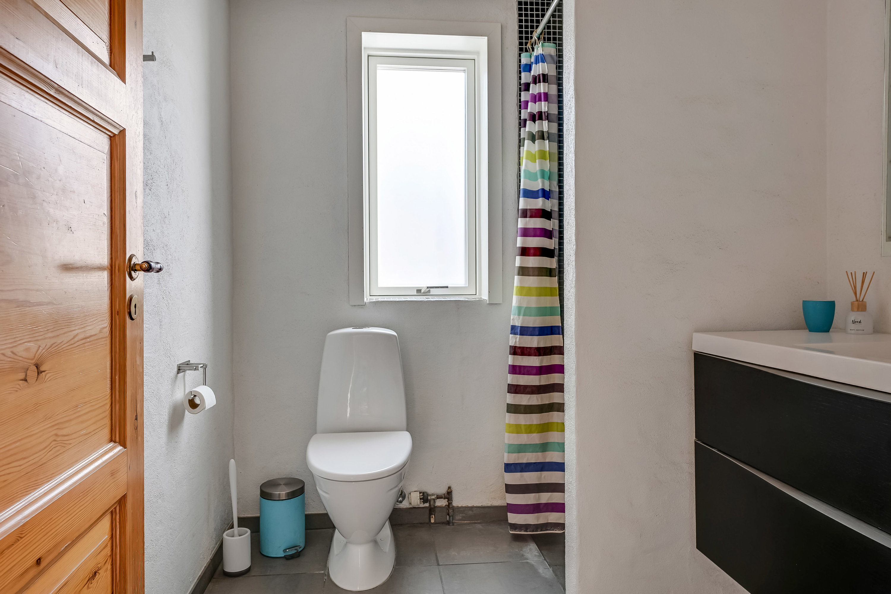 Fremhævet badeværelse billede i fuldskærmstilstand. Billede af Sønderkær 242, 7190 Billund