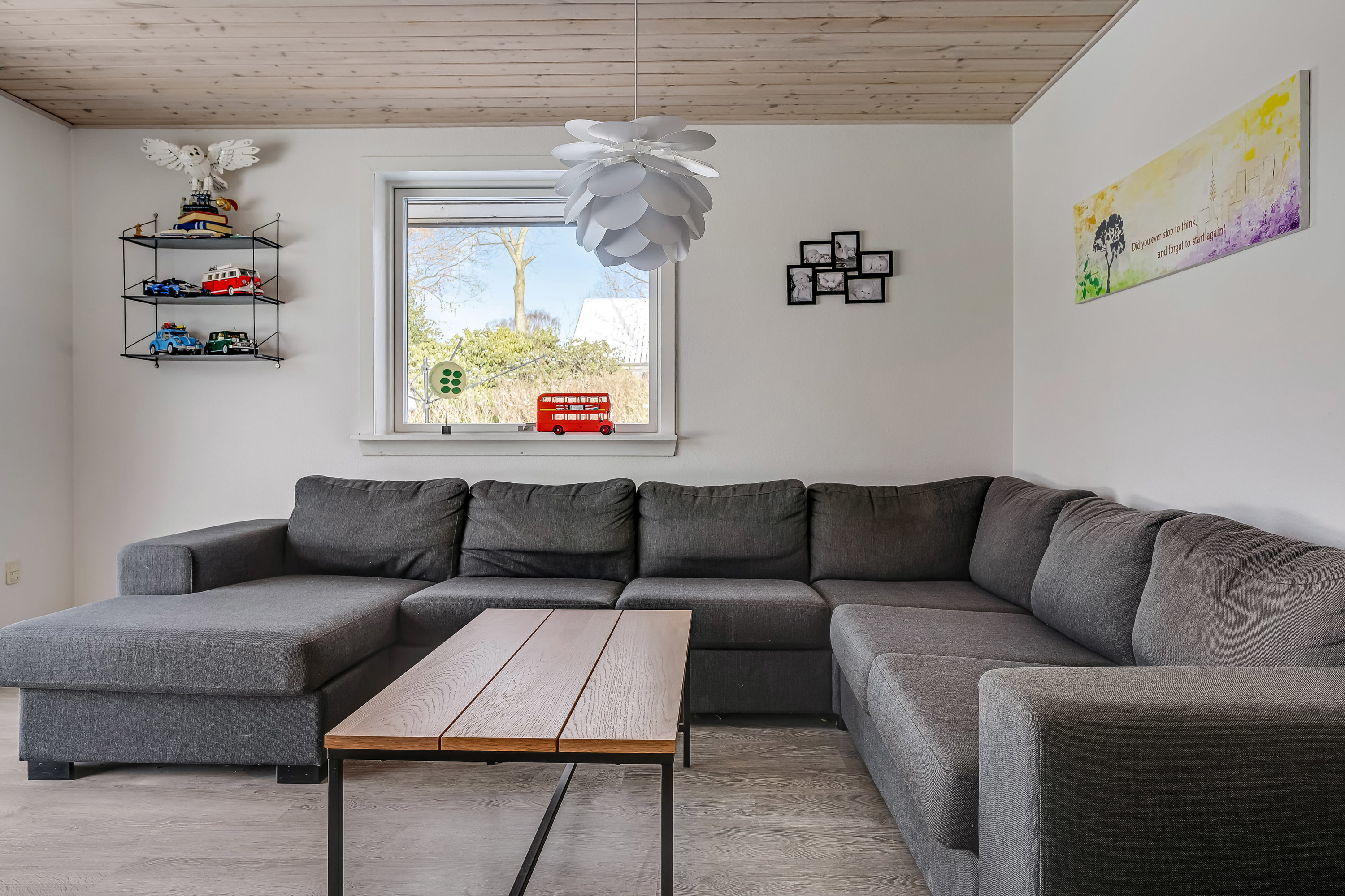 Fremhævet stue billede i fuldskærmstilstand. Billede af Sønderkær 242, 7190 Billund