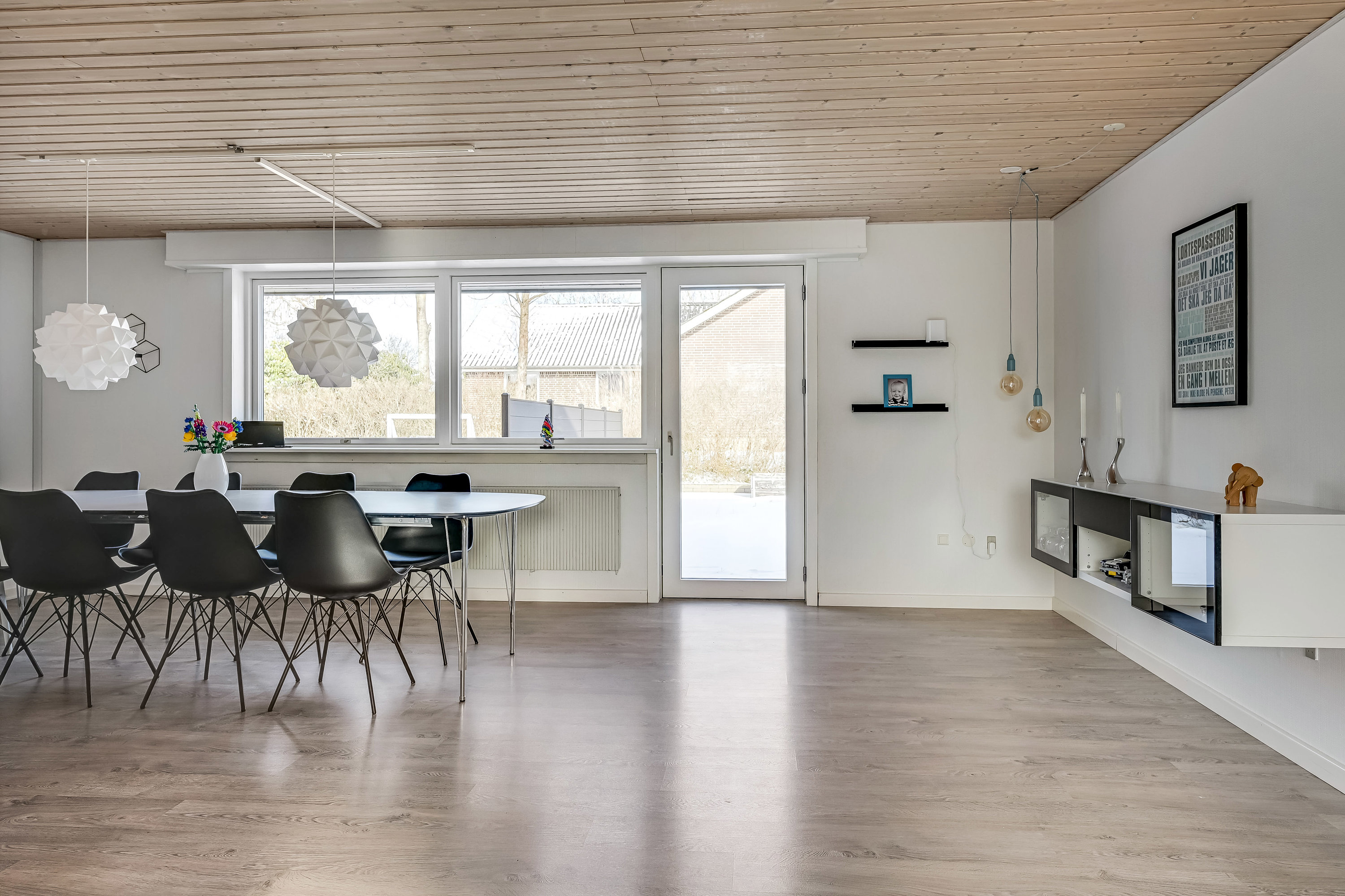 Fremhævet stue billede i fuldskærmstilstand. Billede af Sønderkær 242, 7190 Billund