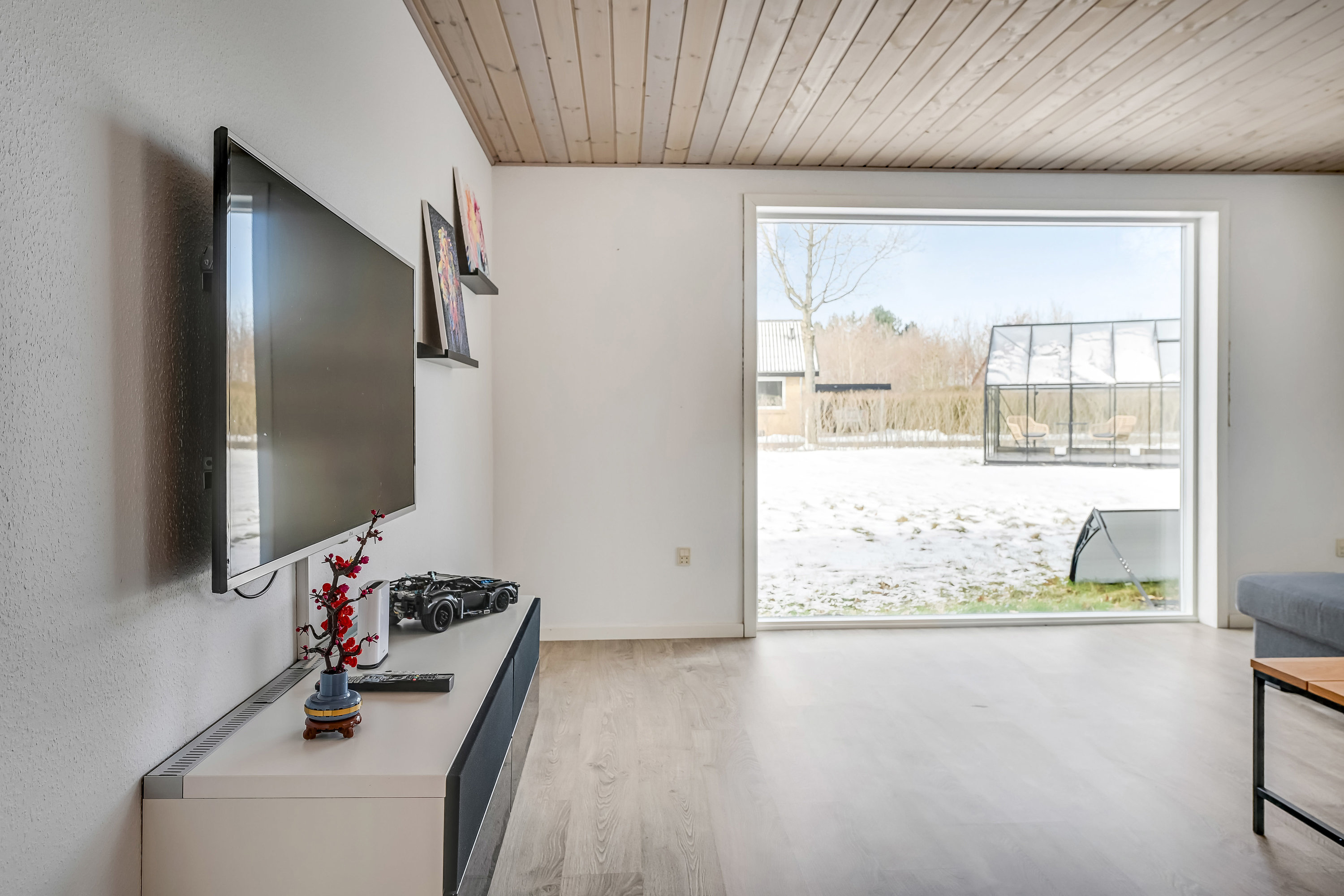 Fremhævet stue billede i fuldskærmstilstand. Billede af Sønderkær 242, 7190 Billund