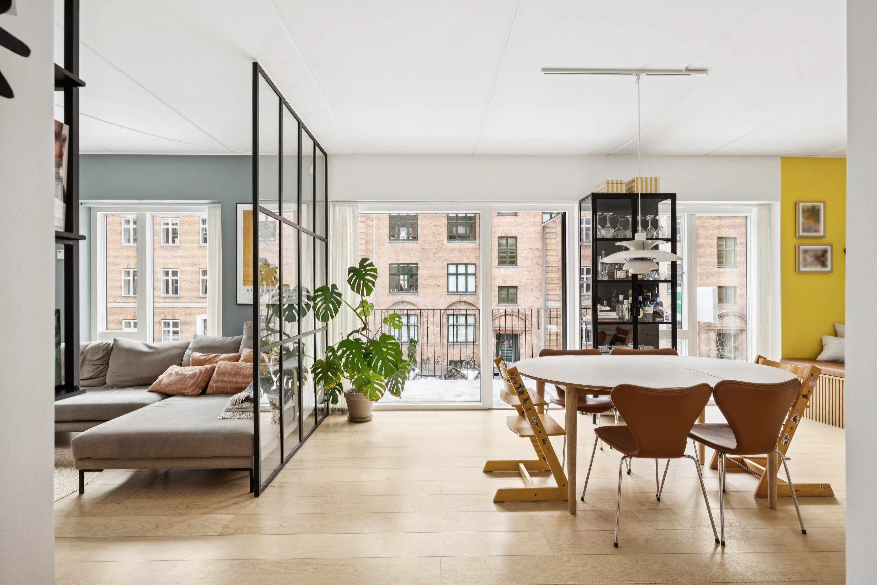 Fremhævet stue billede i fuldskærmstilstand. Billede af Thurøvej 15, 1. th., 2000 Frederiksberg