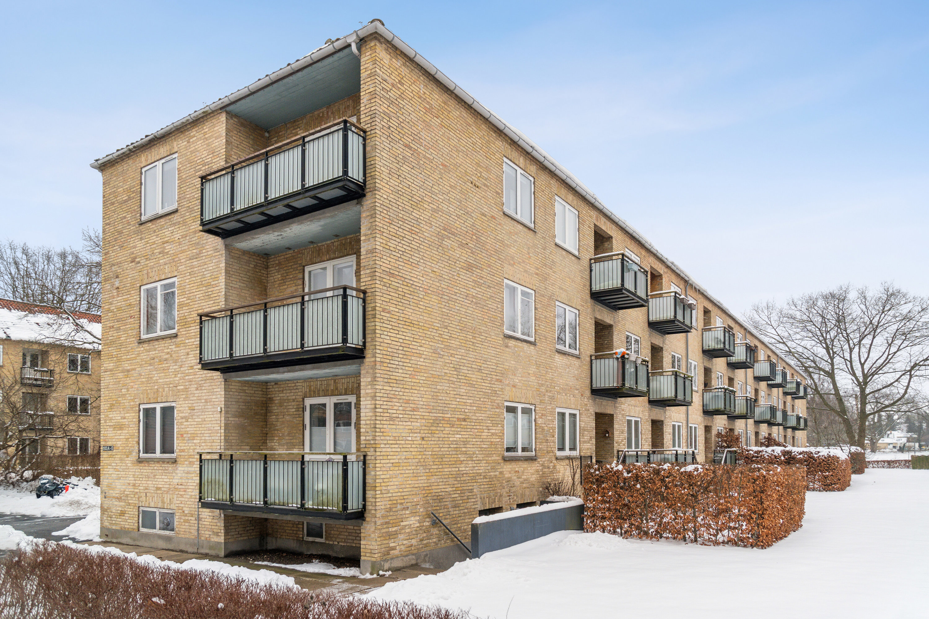 Fremhævet facade billede i fuldskærmstilstand. Billede af Frederiksdalsvej 103B, 2. th., 2830 Virum