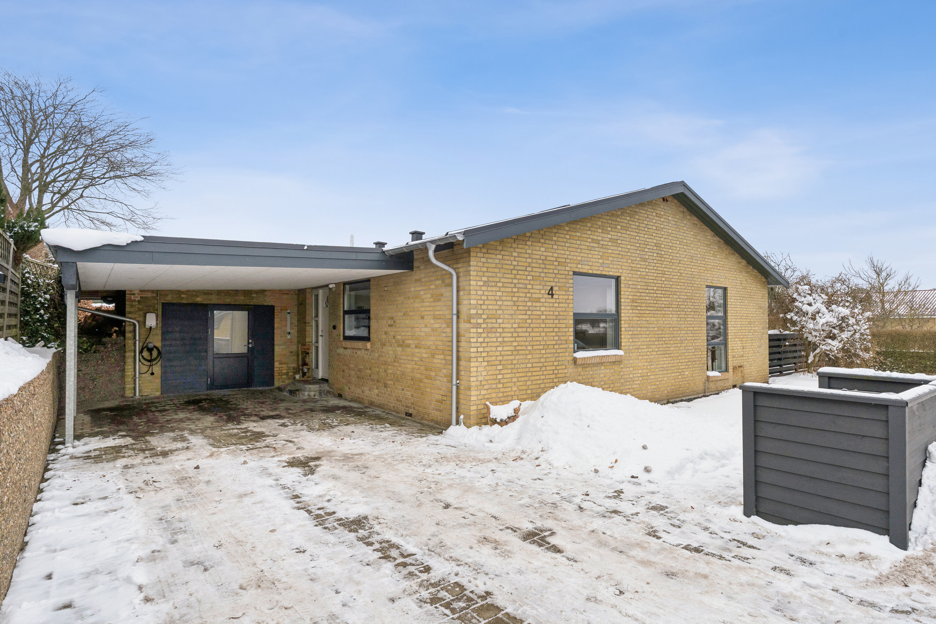 Fremhævet set fra vejen billede i fuldskærmstilstand. Billede af Fresiavej 4, 9800 Hjørring