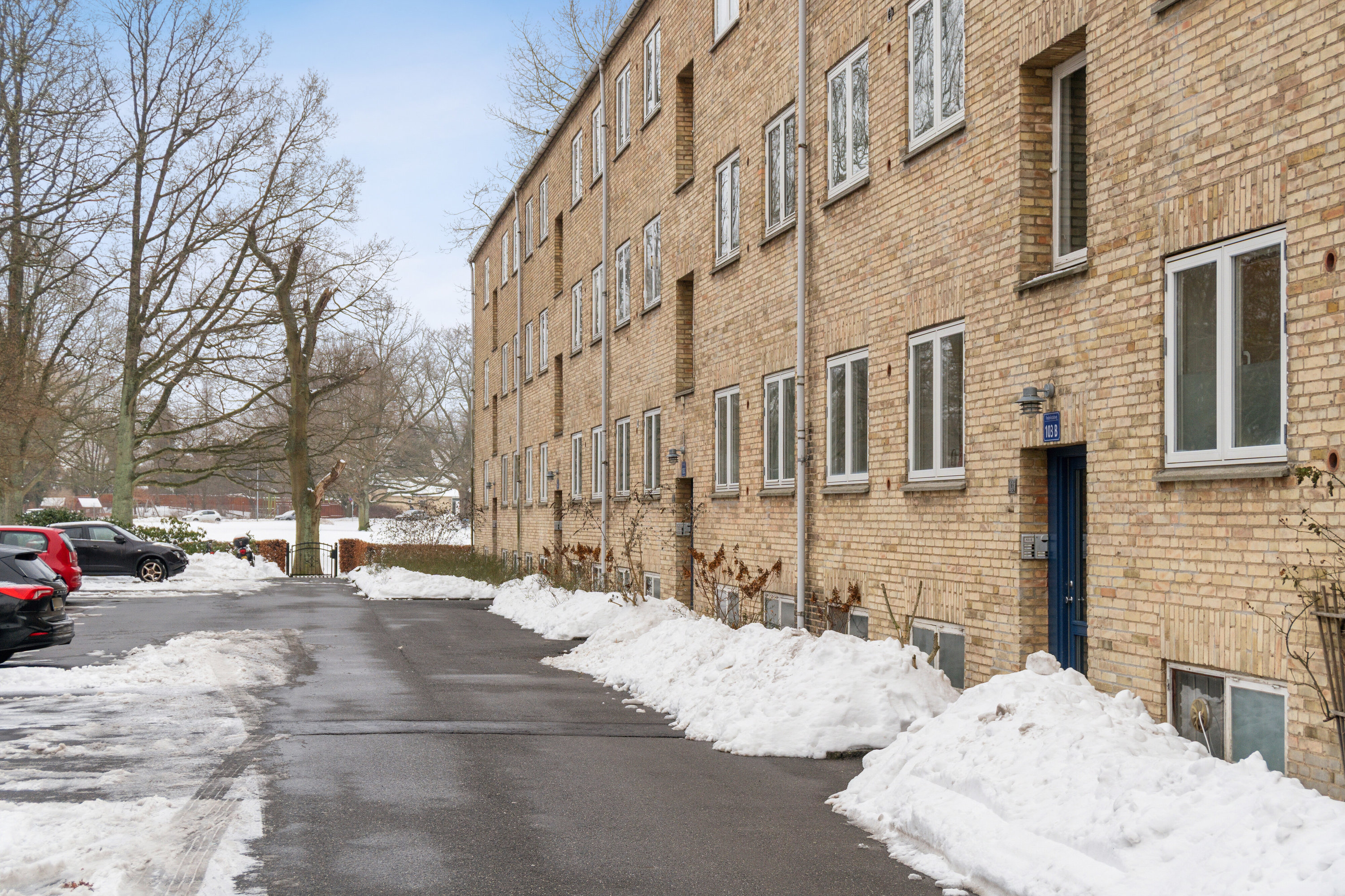 Fremhævet facade billede i fuldskærmstilstand. Billede af Frederiksdalsvej 103B, 2. th., 2830 Virum