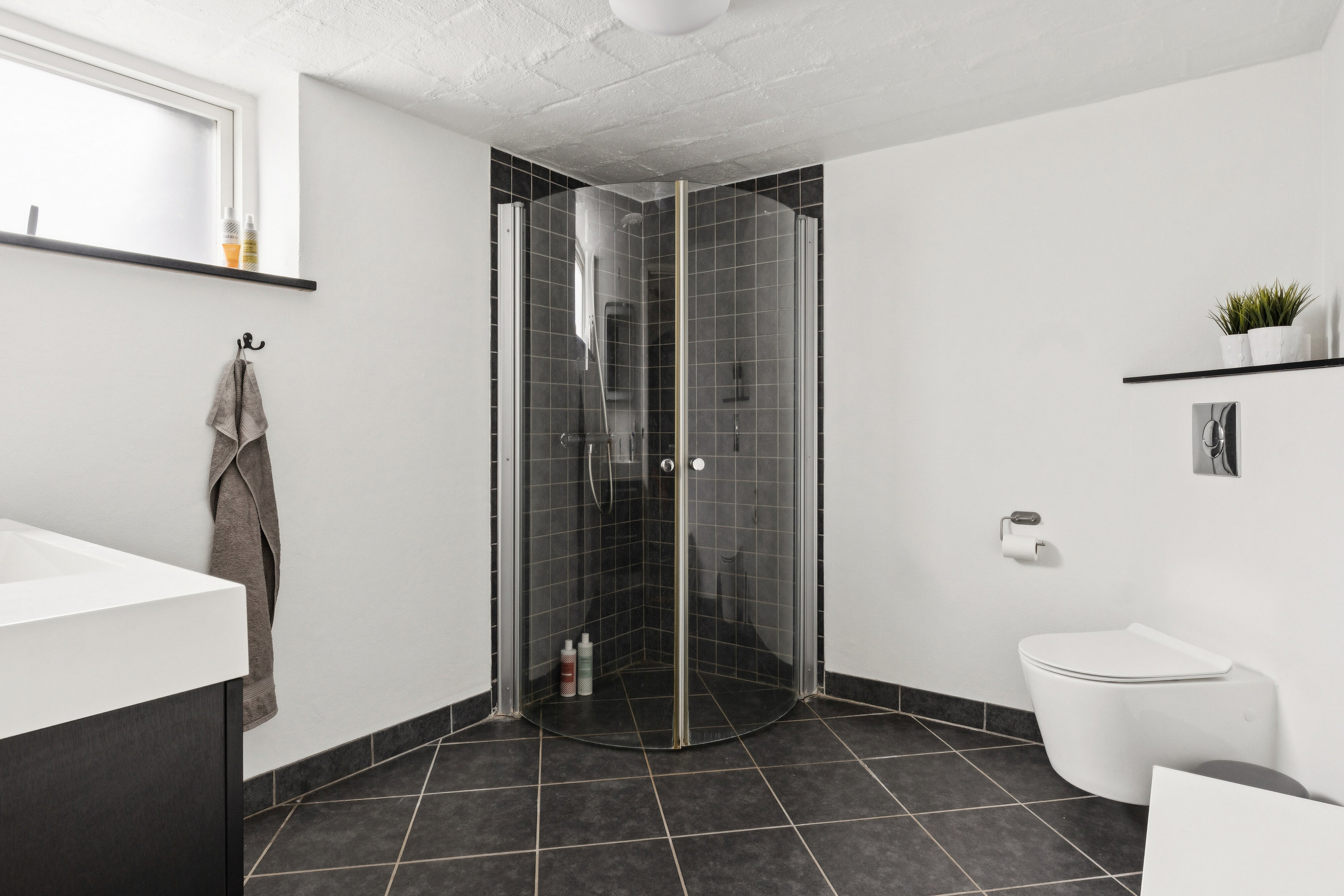 Fremhævet badeværelse billede i fuldskærmstilstand. Billede af Fresiavej 4, 9800 Hjørring