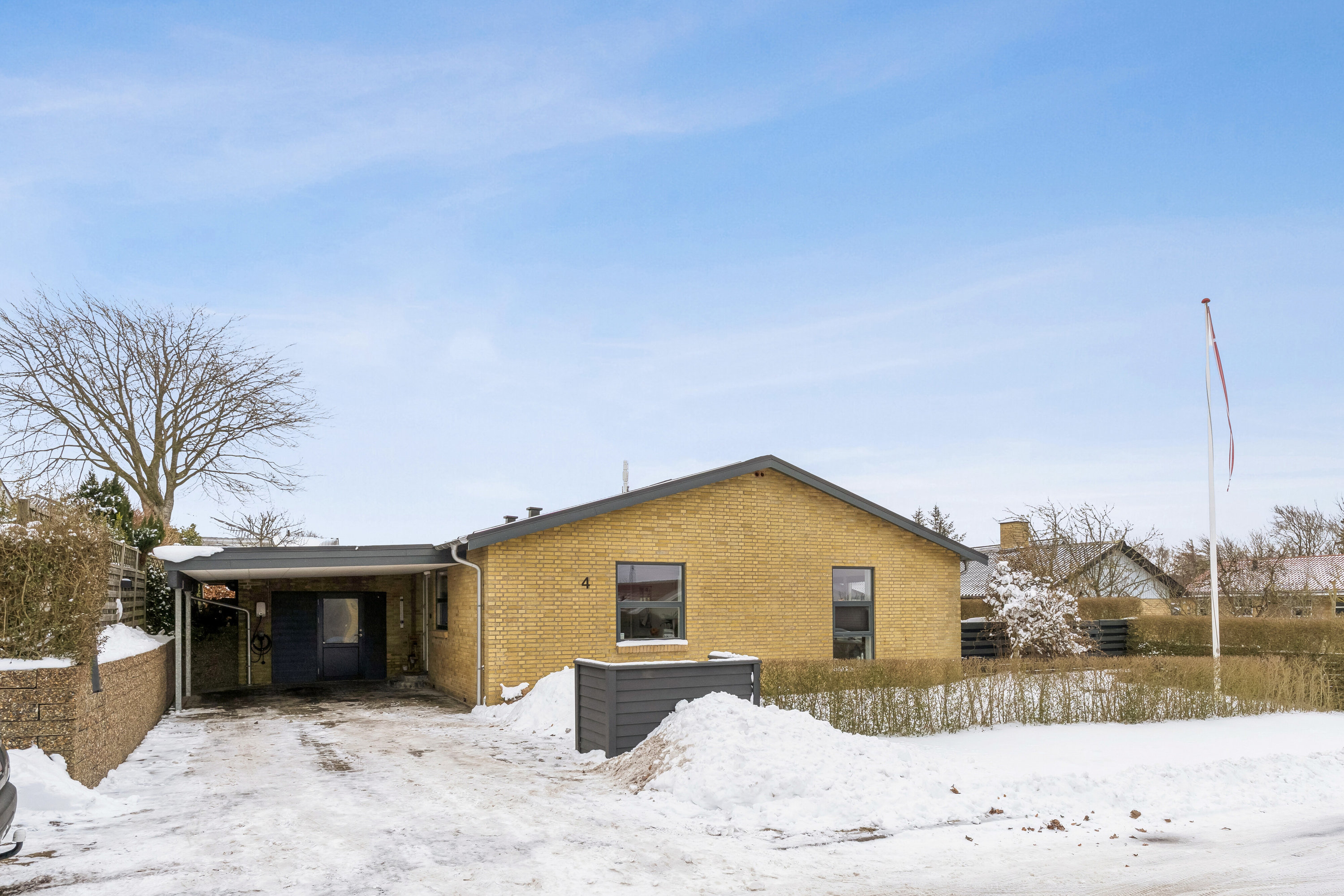 Fremhævet set fra vejen billede i fuldskærmstilstand. Billede af Fresiavej 4, 9800 Hjørring