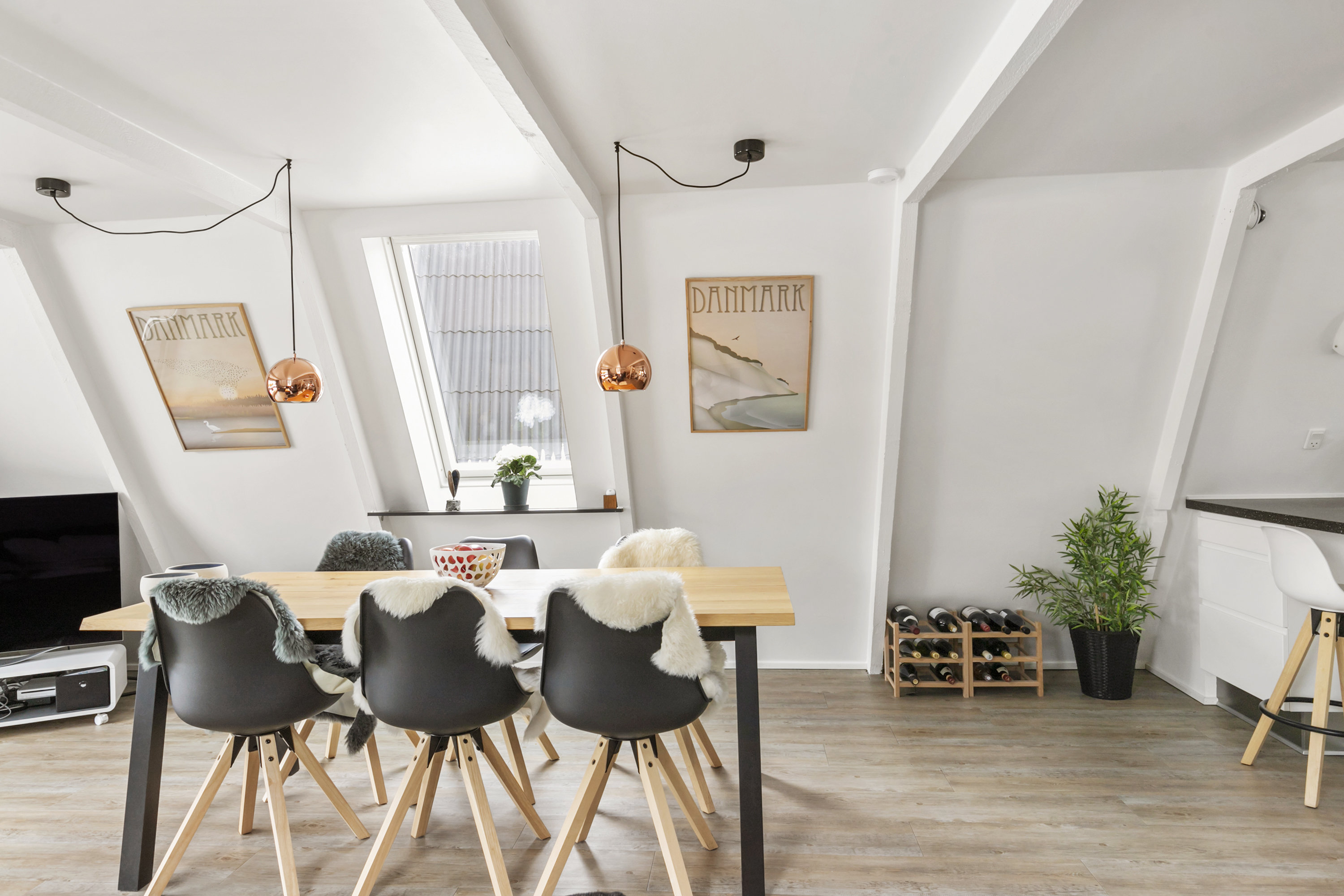 Fremhævet stue billede i fuldskærmstilstand. Billede af Golfsvinget 59, Gatten, 9640 Farsø