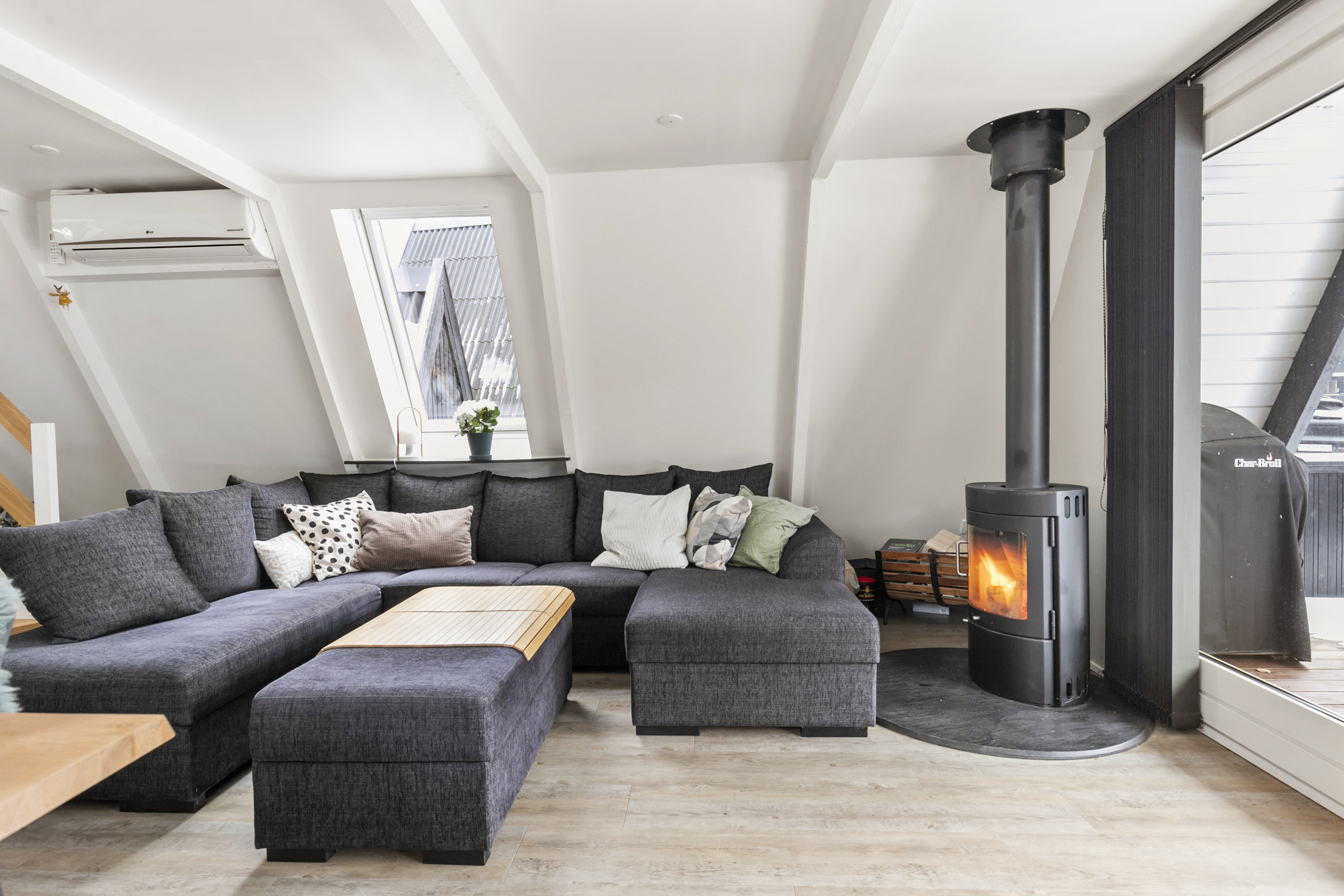 Fremhævet stue billede i fuldskærmstilstand. Billede af Golfsvinget 59, Gatten, 9640 Farsø