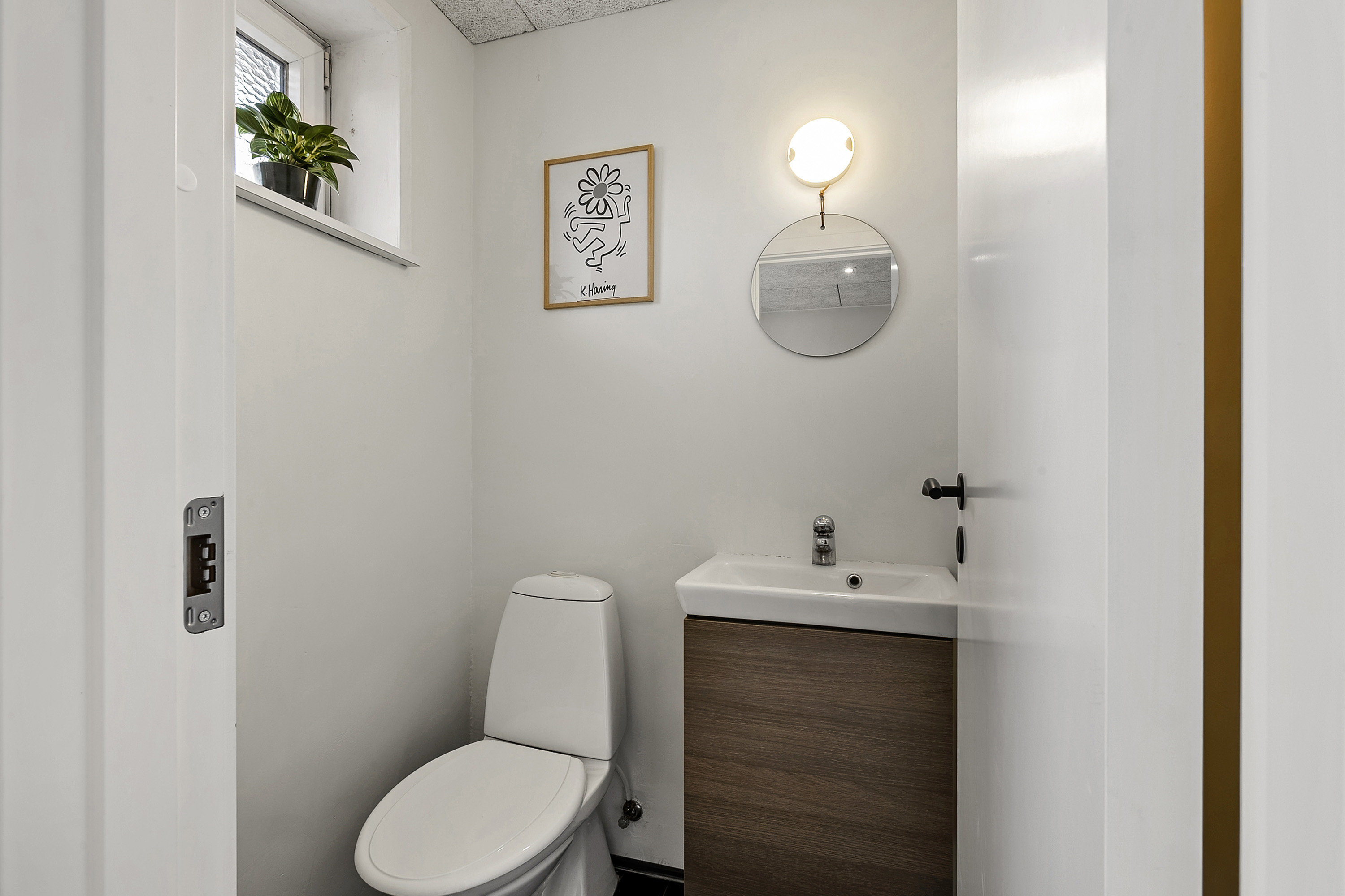 Fremhævet toilet billede i fuldskærmstilstand. Billede af Nørager 4, 6230 Rødekro