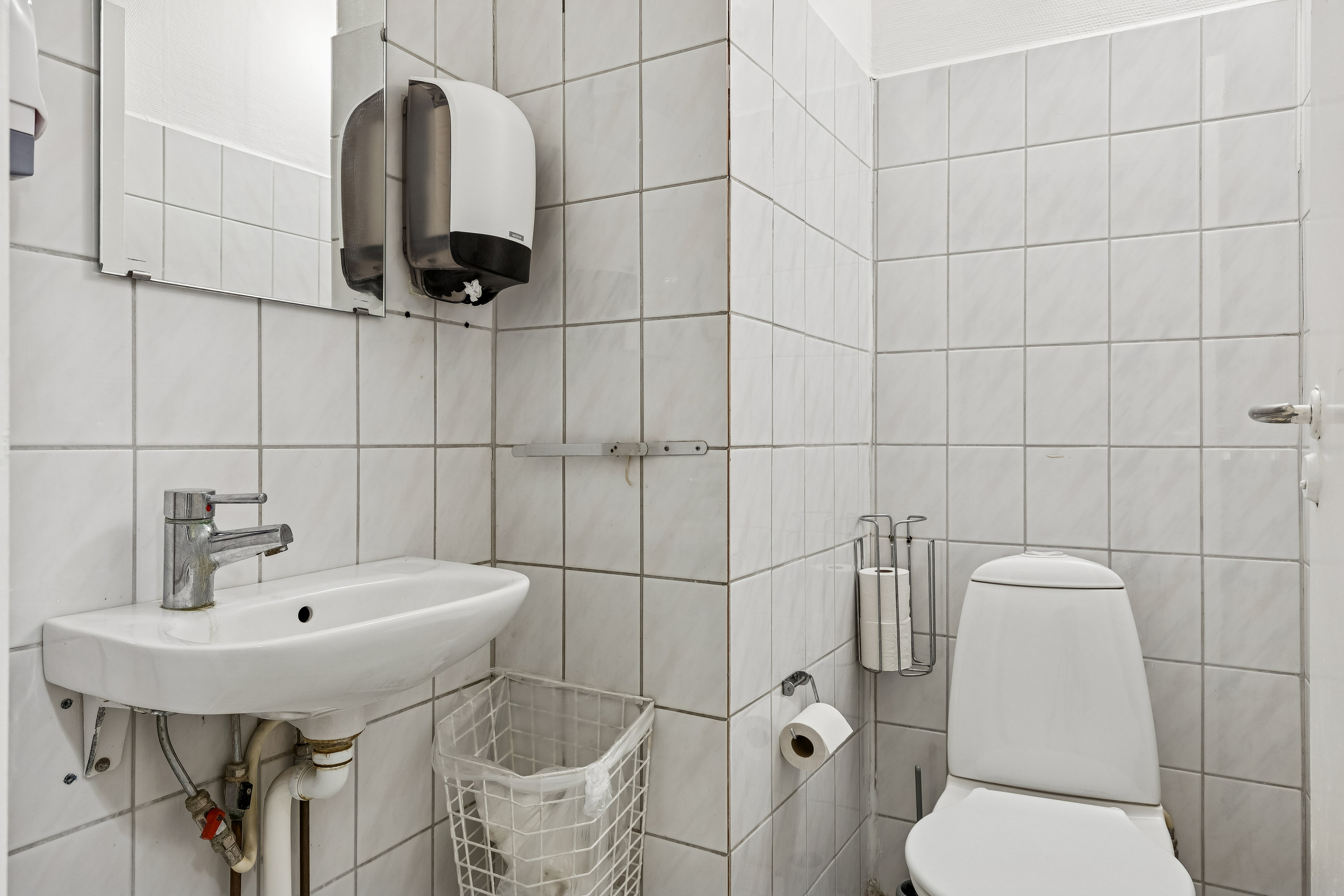 Fremhævet toilet billede i fuldskærmstilstand. Billede af Hovedgaden 47, 4520 Svinninge