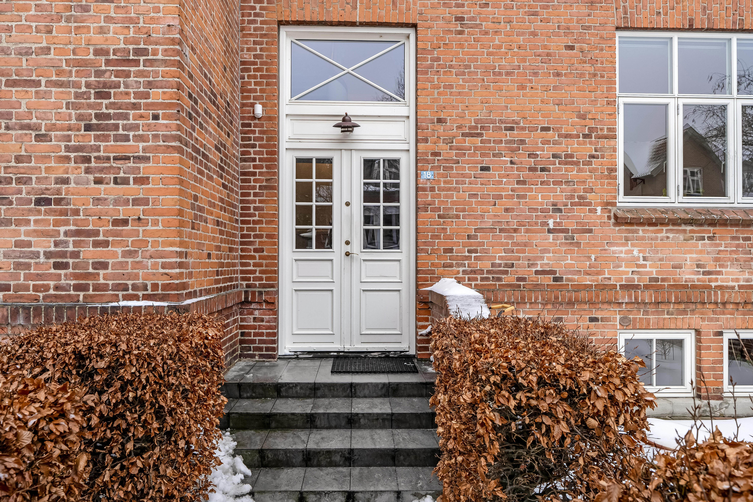 Fremhævet facade billede i fuldskærmstilstand. Billede af Hansensvej 18, st.. th., 3400 Hillerød