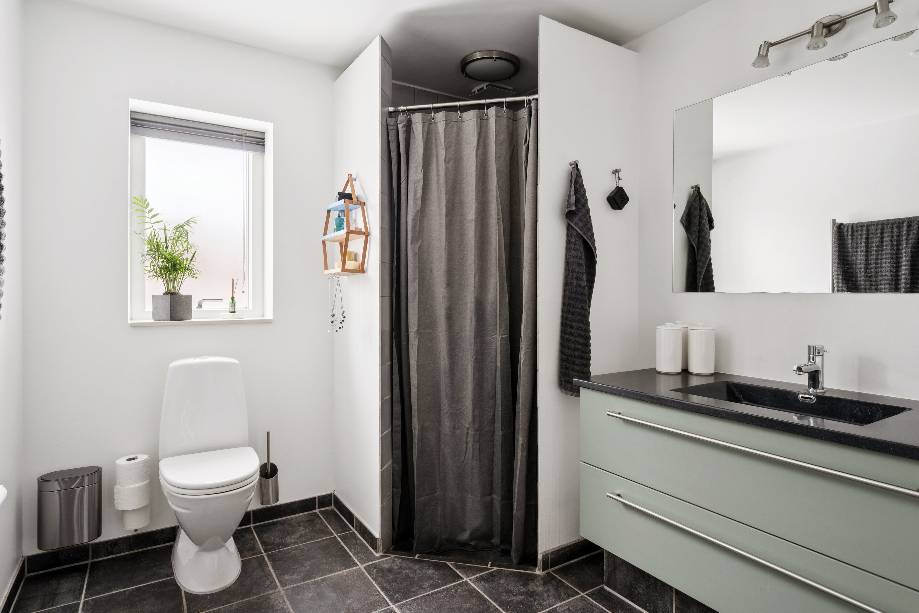 Fremhævet badeværelse billede i fuldskærmstilstand. Billede af Ravskærvej 46, Søften, 8382 Hinnerup