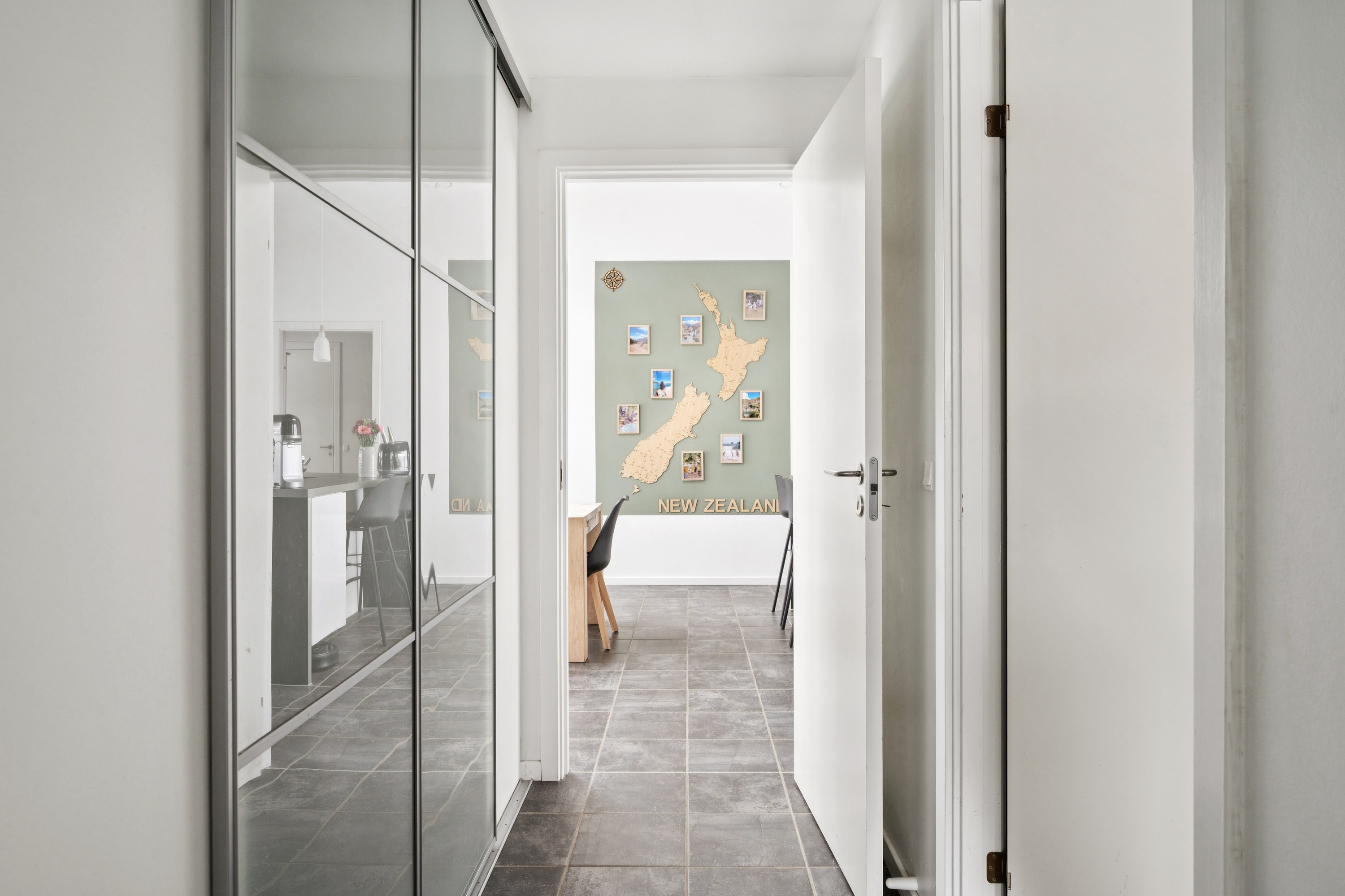 Fremhævet gang billede i fuldskærmstilstand. Billede af Ravskærvej 46, Søften, 8382 Hinnerup