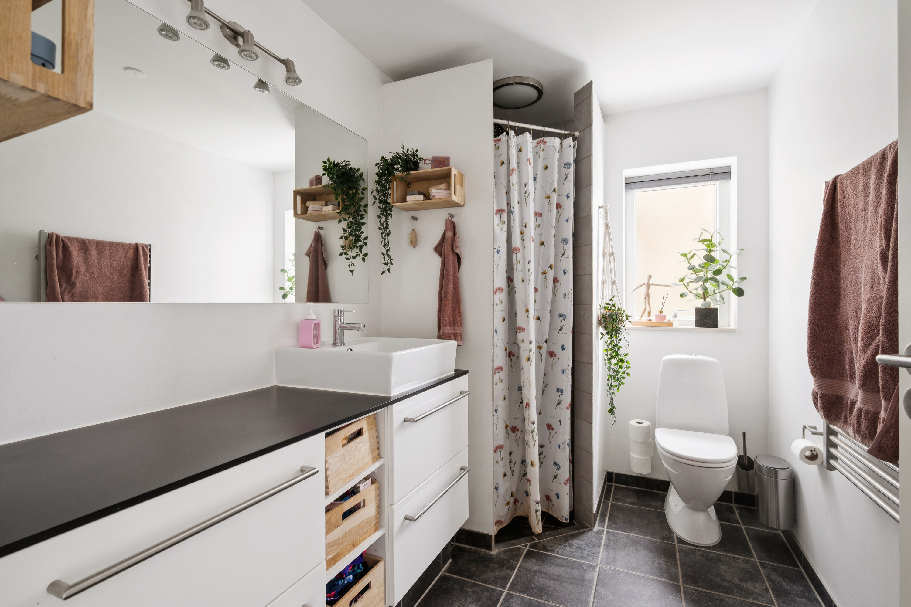 Fremhævet badeværelse billede i fuldskærmstilstand. Billede af Ravskærvej 46, Søften, 8382 Hinnerup