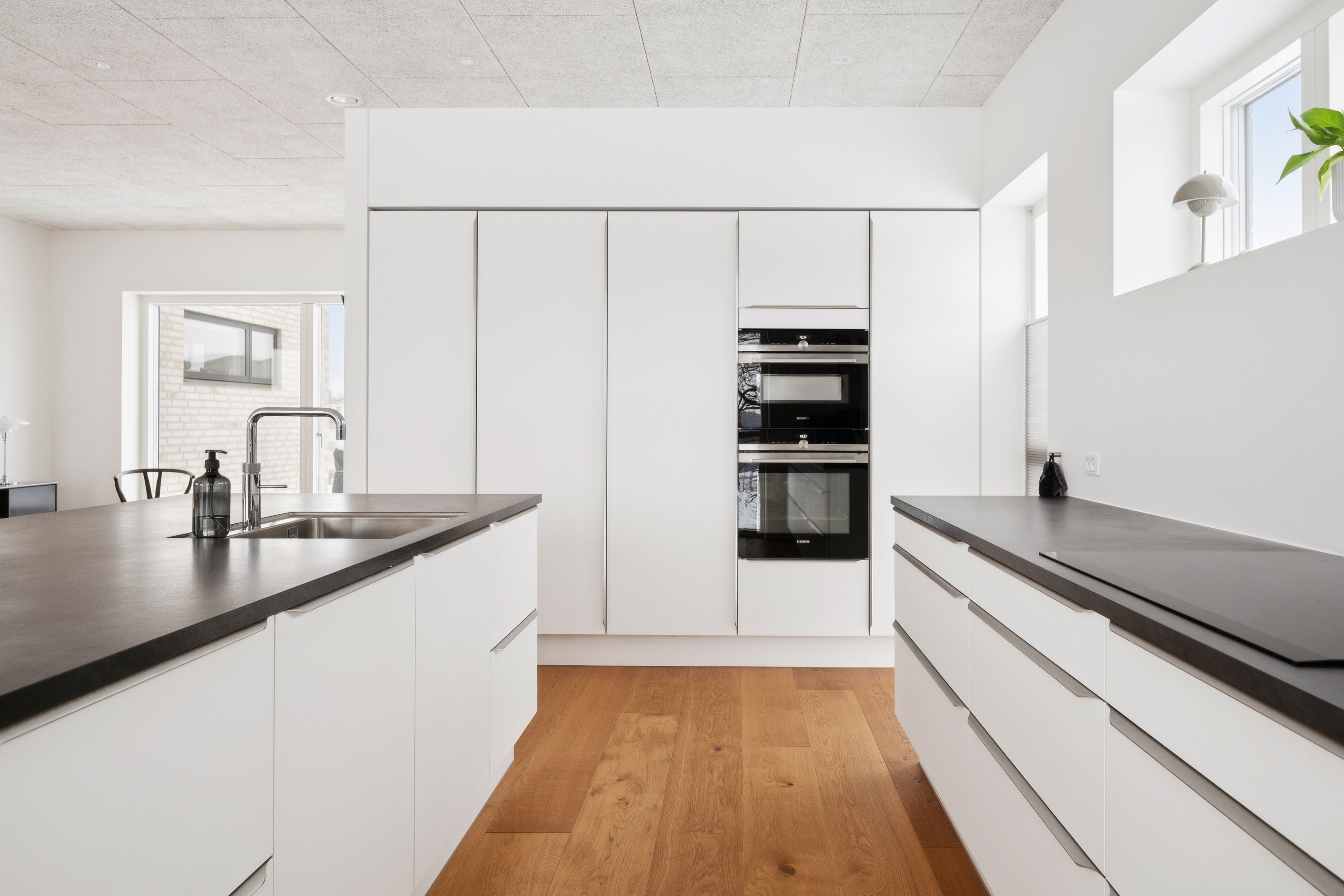 Fremhævet køkken billede i fuldskærmstilstand. Billede af Haarbakken 24, 8382 Hinnerup