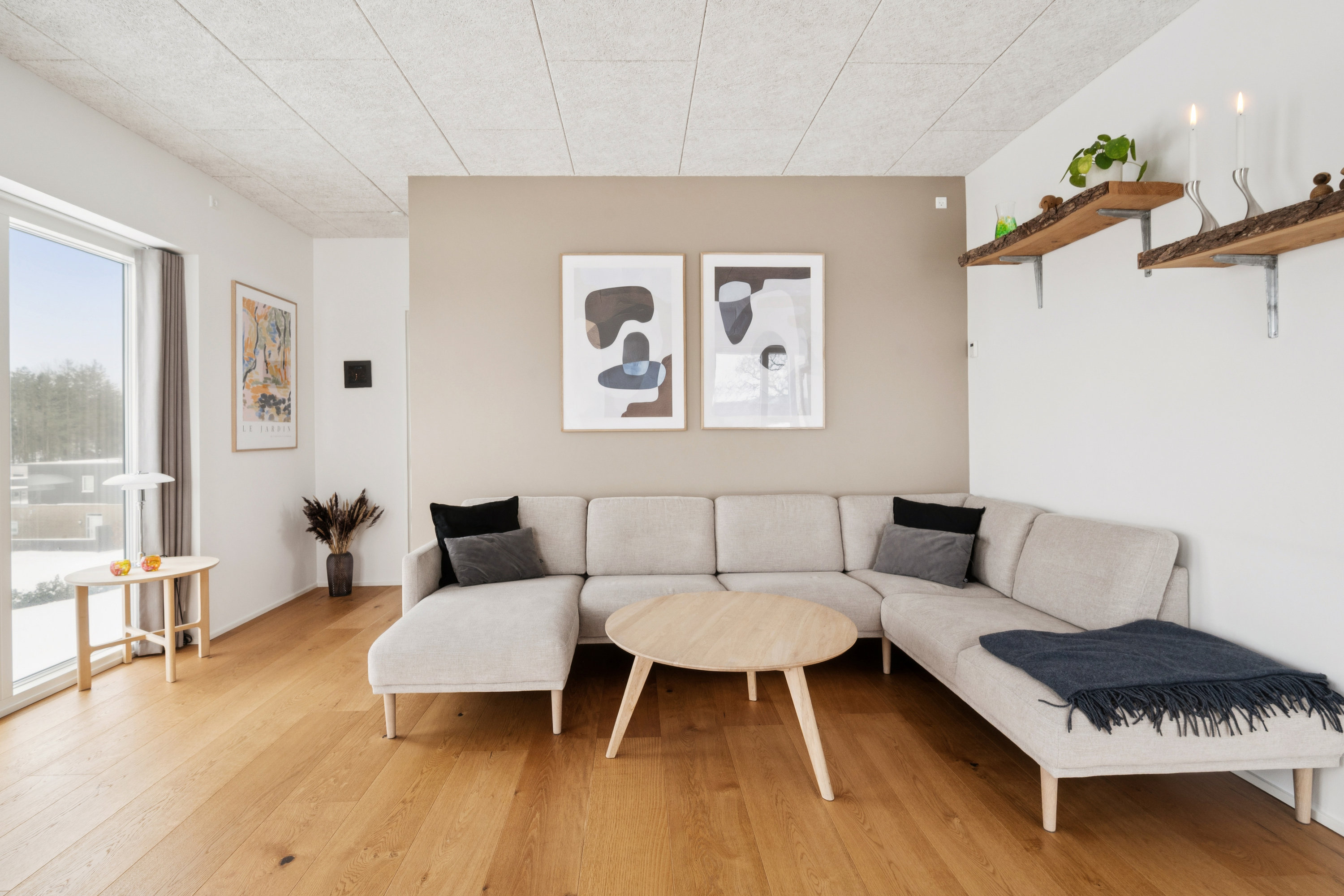 Fremhævet stue billede i fuldskærmstilstand. Billede af Haarbakken 24, 8382 Hinnerup