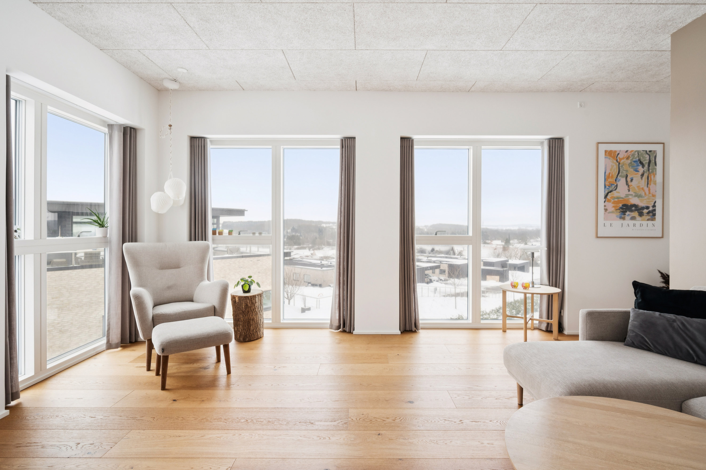 Fremhævet stue billede i fuldskærmstilstand. Billede af Haarbakken 24, 8382 Hinnerup