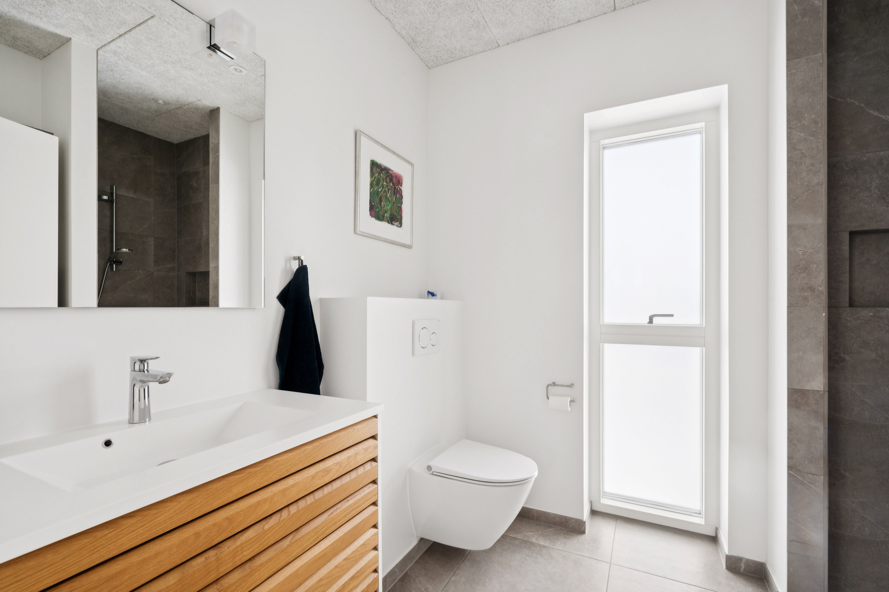 Fremhævet badeværelse billede i fuldskærmstilstand. Billede af Haarbakken 24, 8382 Hinnerup