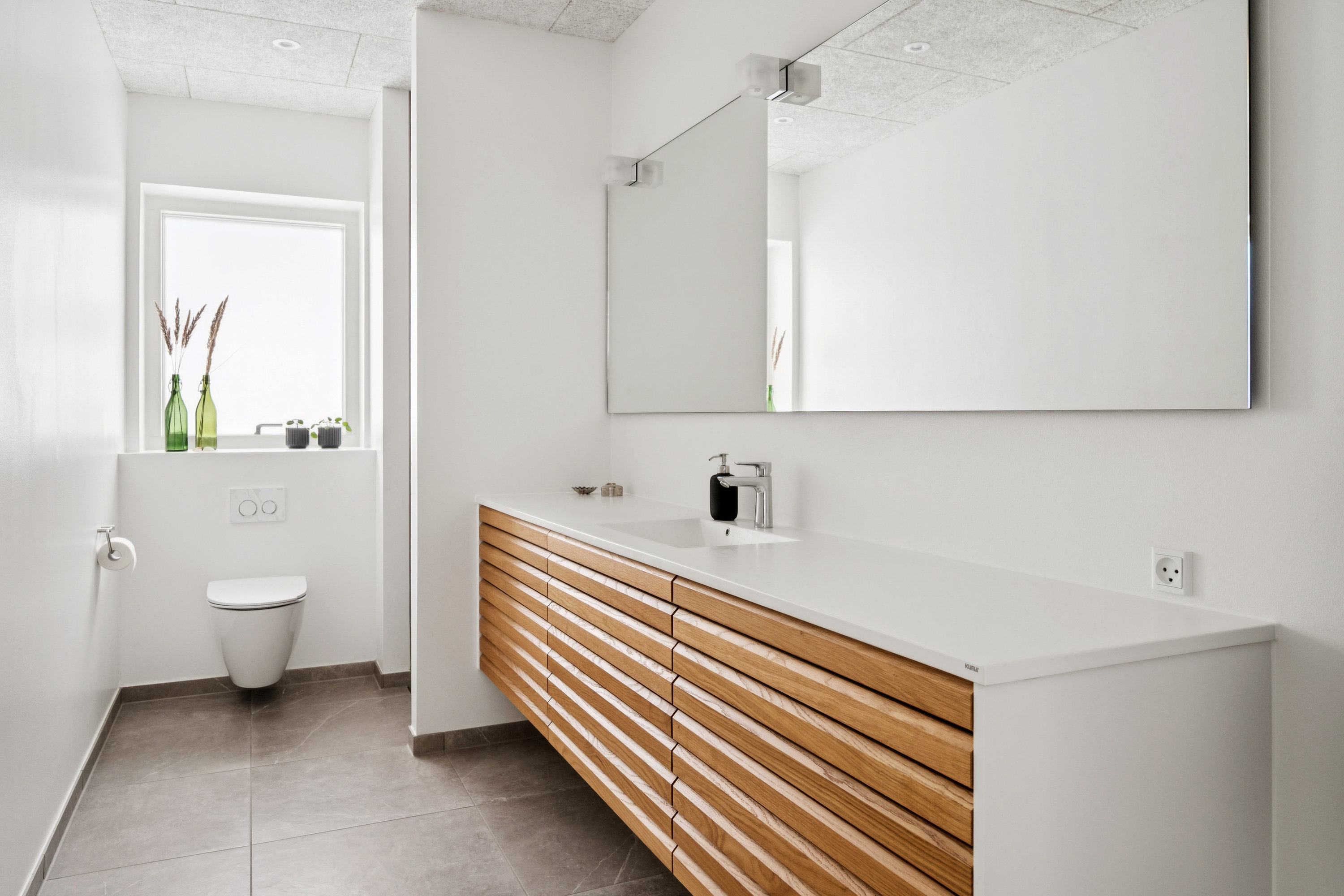 Fremhævet badeværelse billede i fuldskærmstilstand. Billede af Haarbakken 24, 8382 Hinnerup