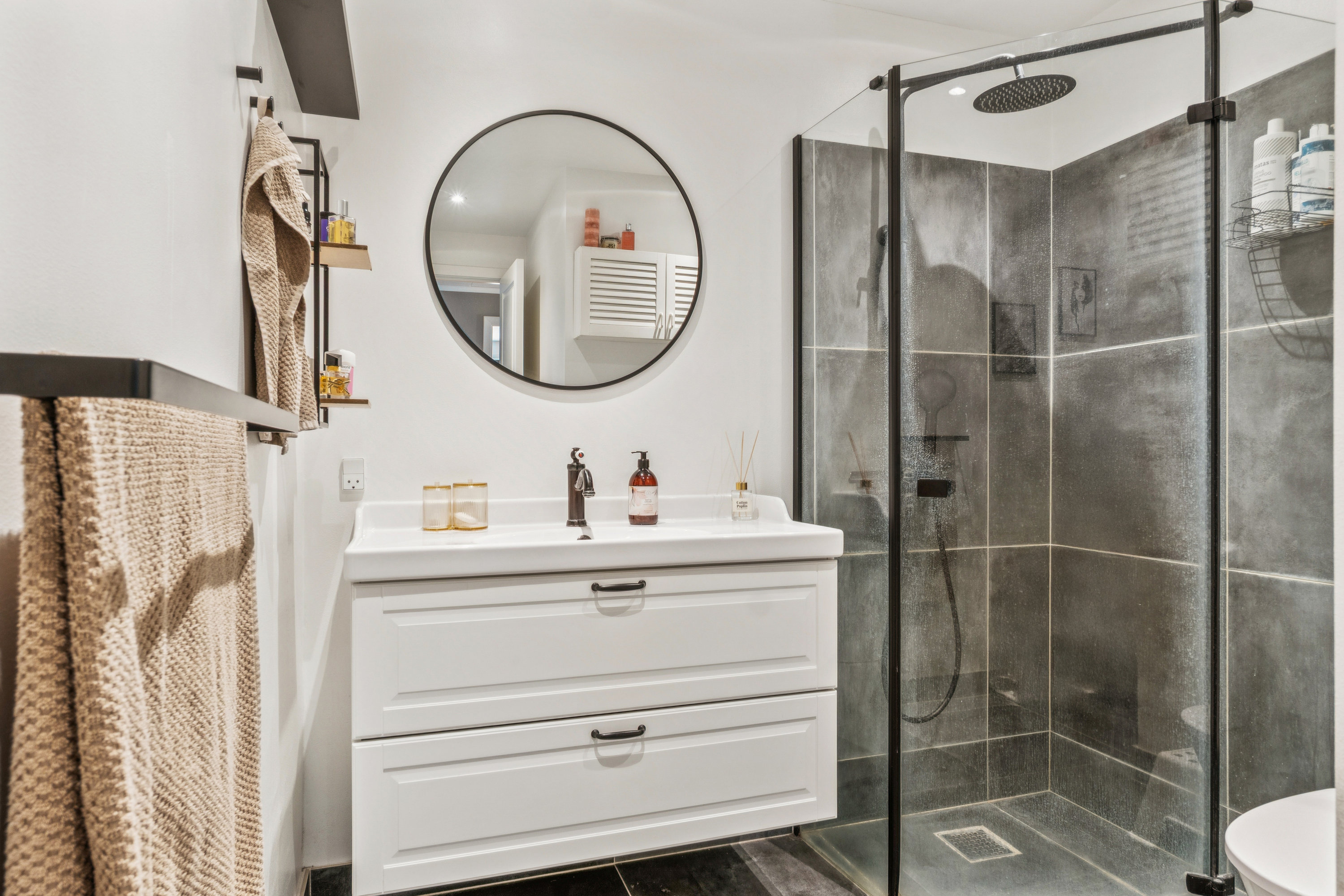 Fremhævet badeværelse billede i fuldskærmstilstand. Billede af Lærkevej 14, 5560 Aarup