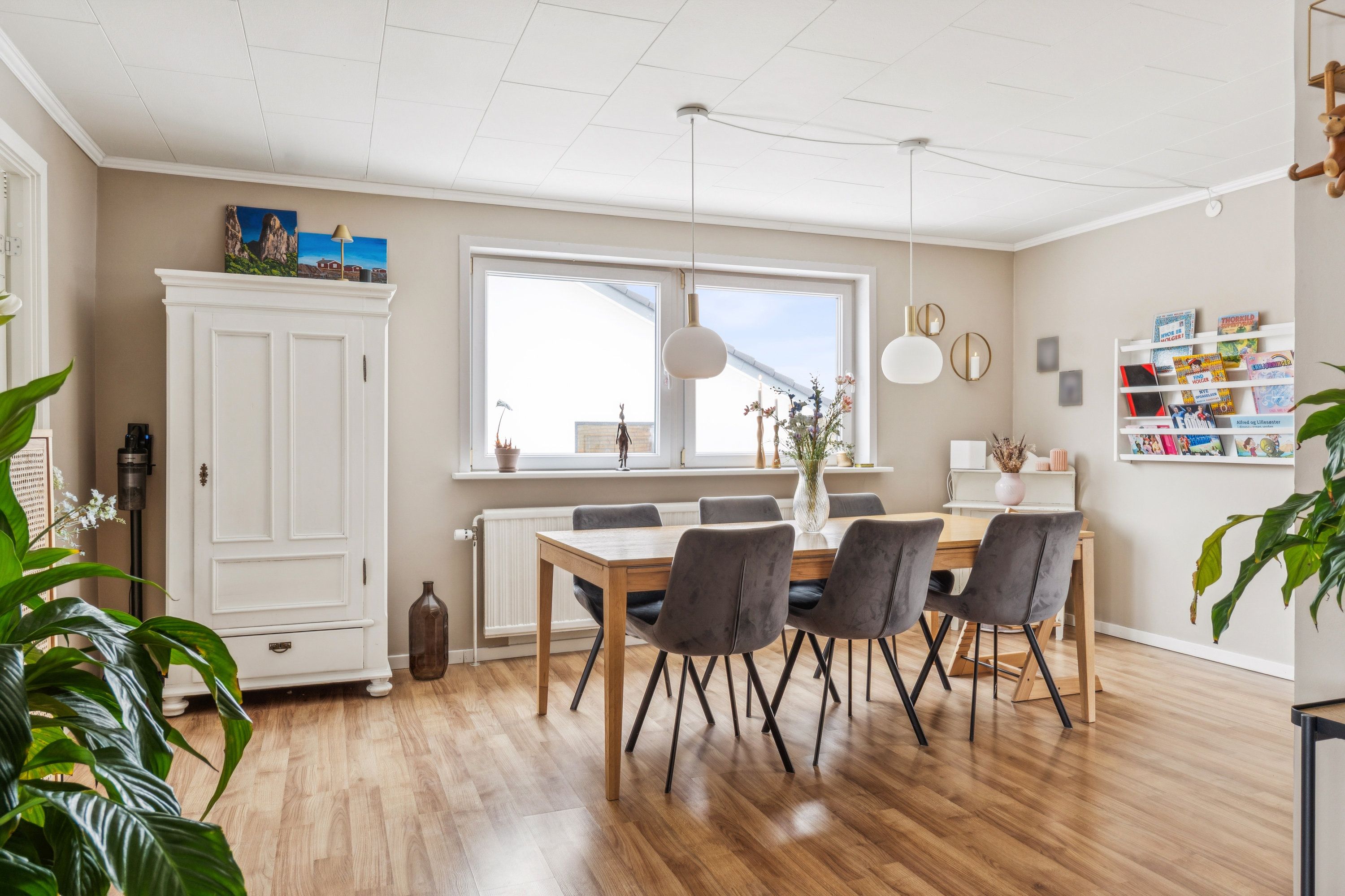 Fremhævet stue billede i fuldskærmstilstand. Billede af Lærkevej 14, 5560 Aarup