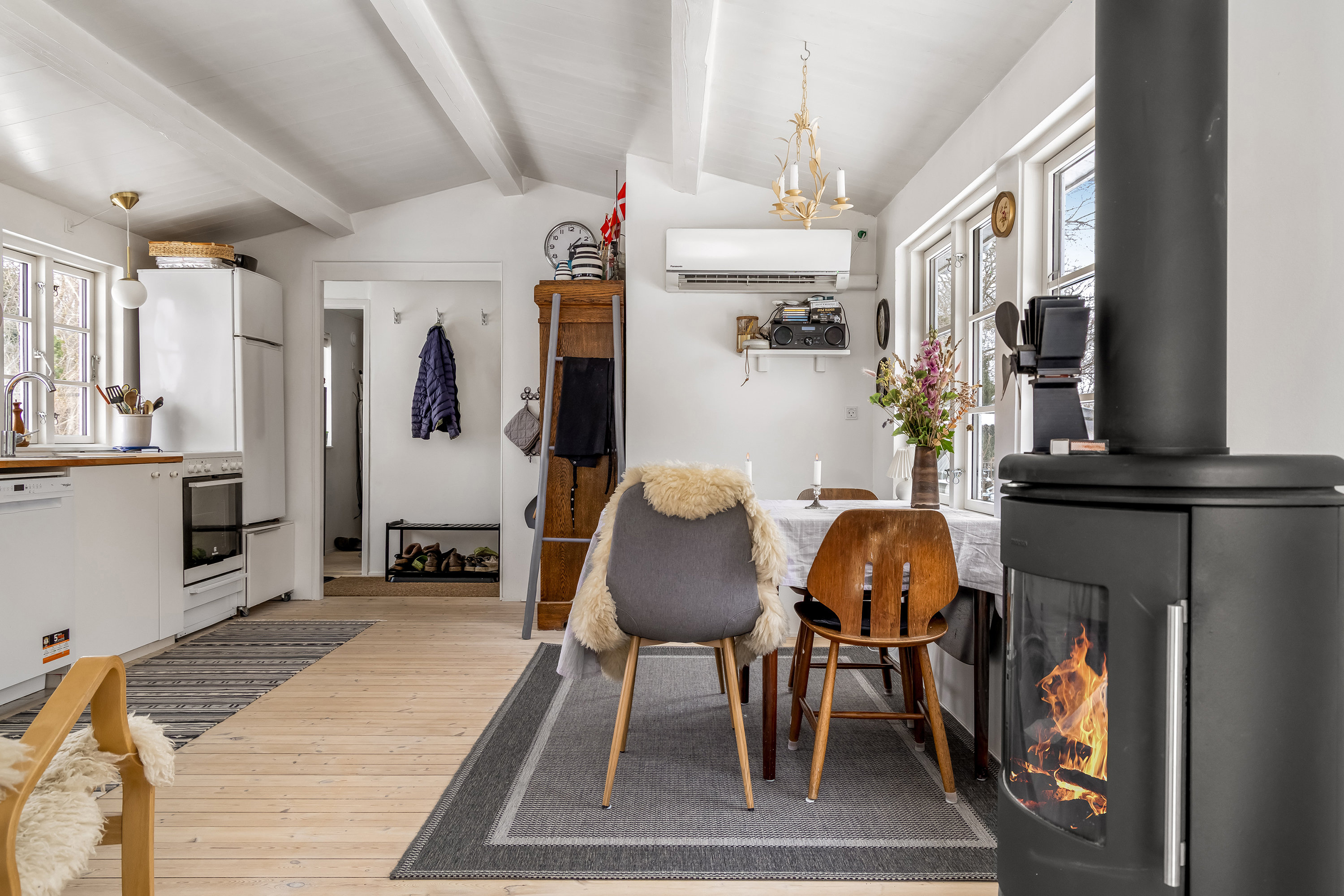 Fremhævet køkken alrum billede i fuldskærmstilstand. Billede af Ellekær 7, Over Draaby Strand, 3630 Jægerspris