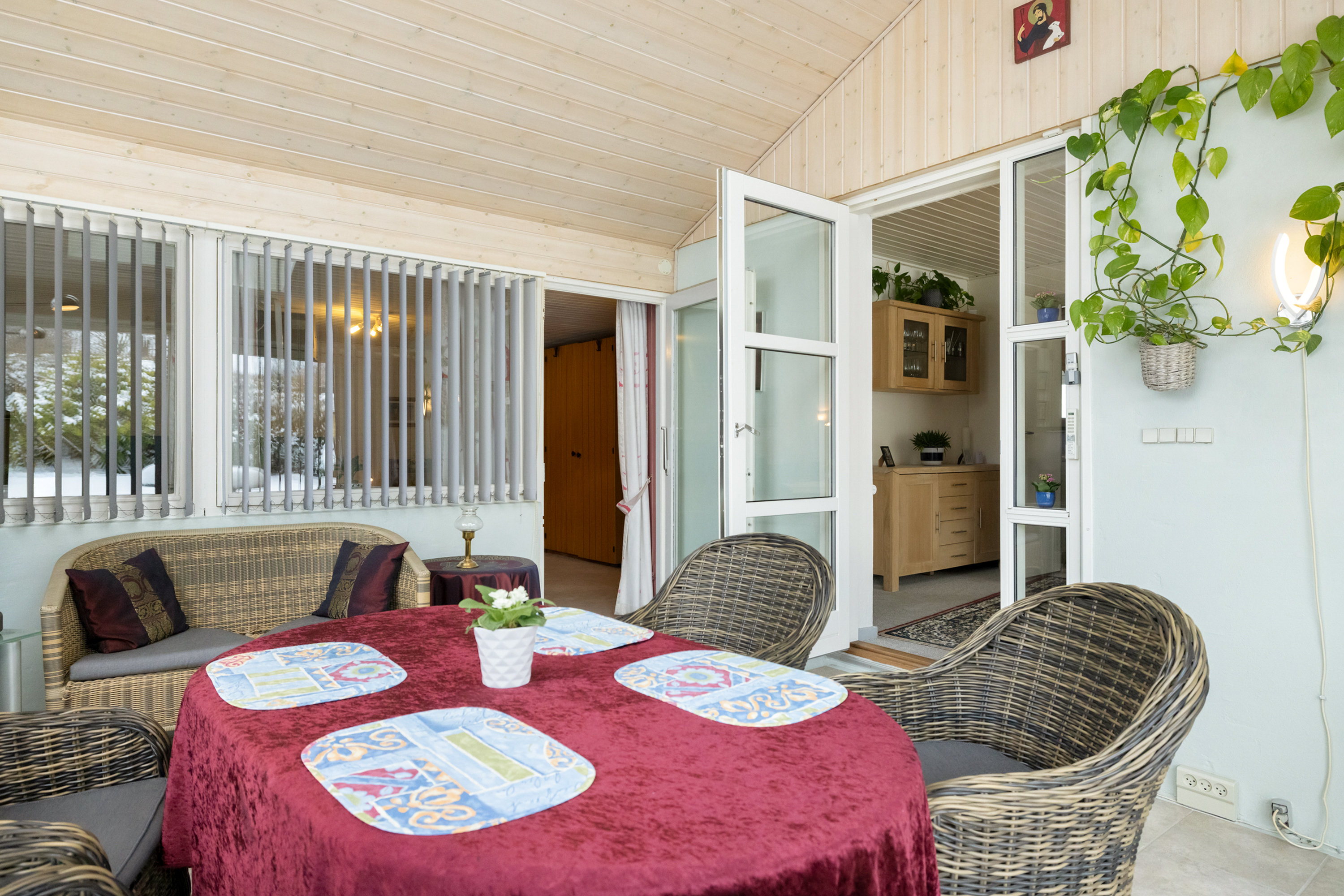 Fremhævet udestue billede i fuldskærmstilstand. Billede af Rugbjergvej 45, Stavtrup, 8260 Viby J