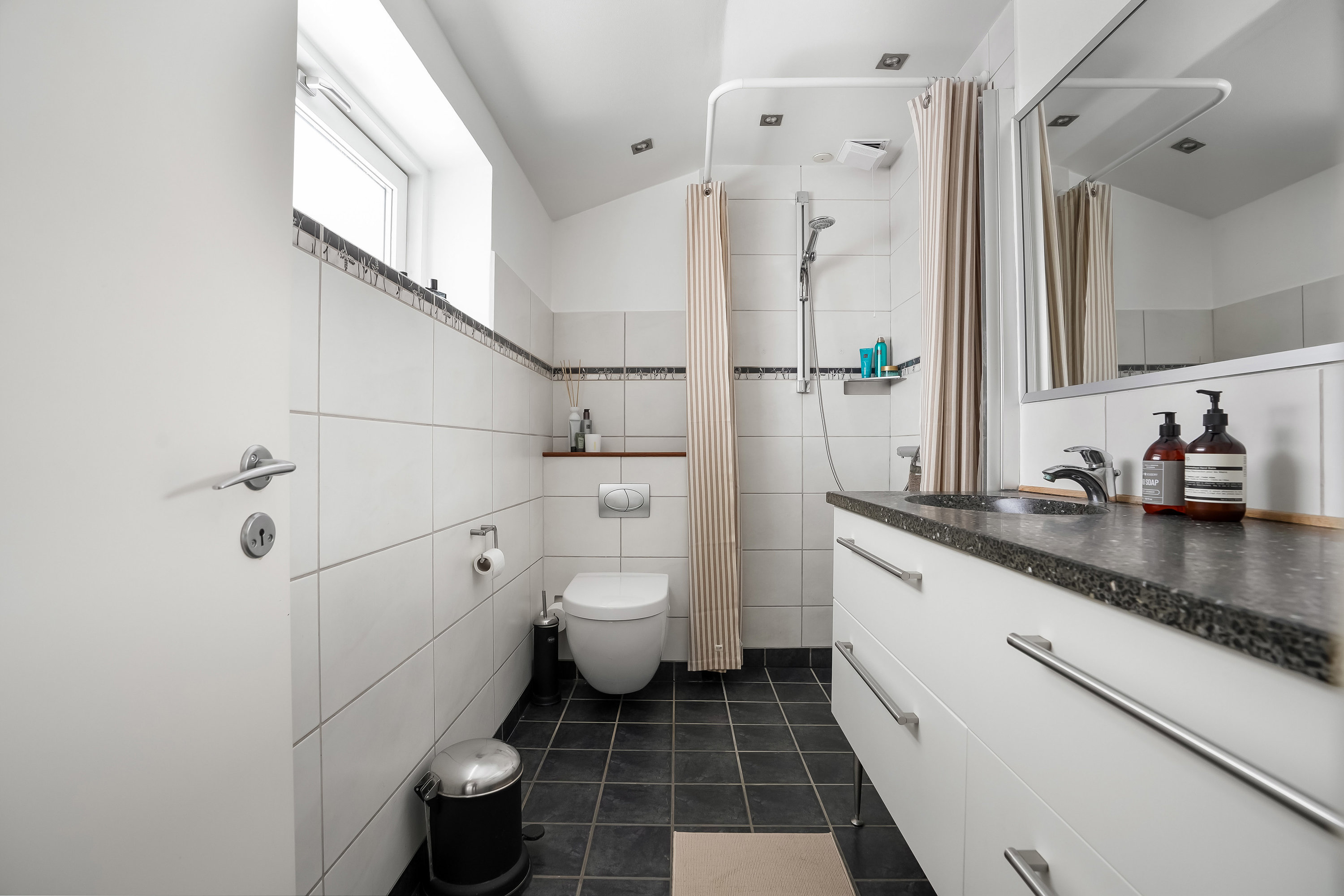 Fremhævet badeværelse billede i fuldskærmstilstand. Billede af Münstervej 31, Strib, 5500 Middelfart