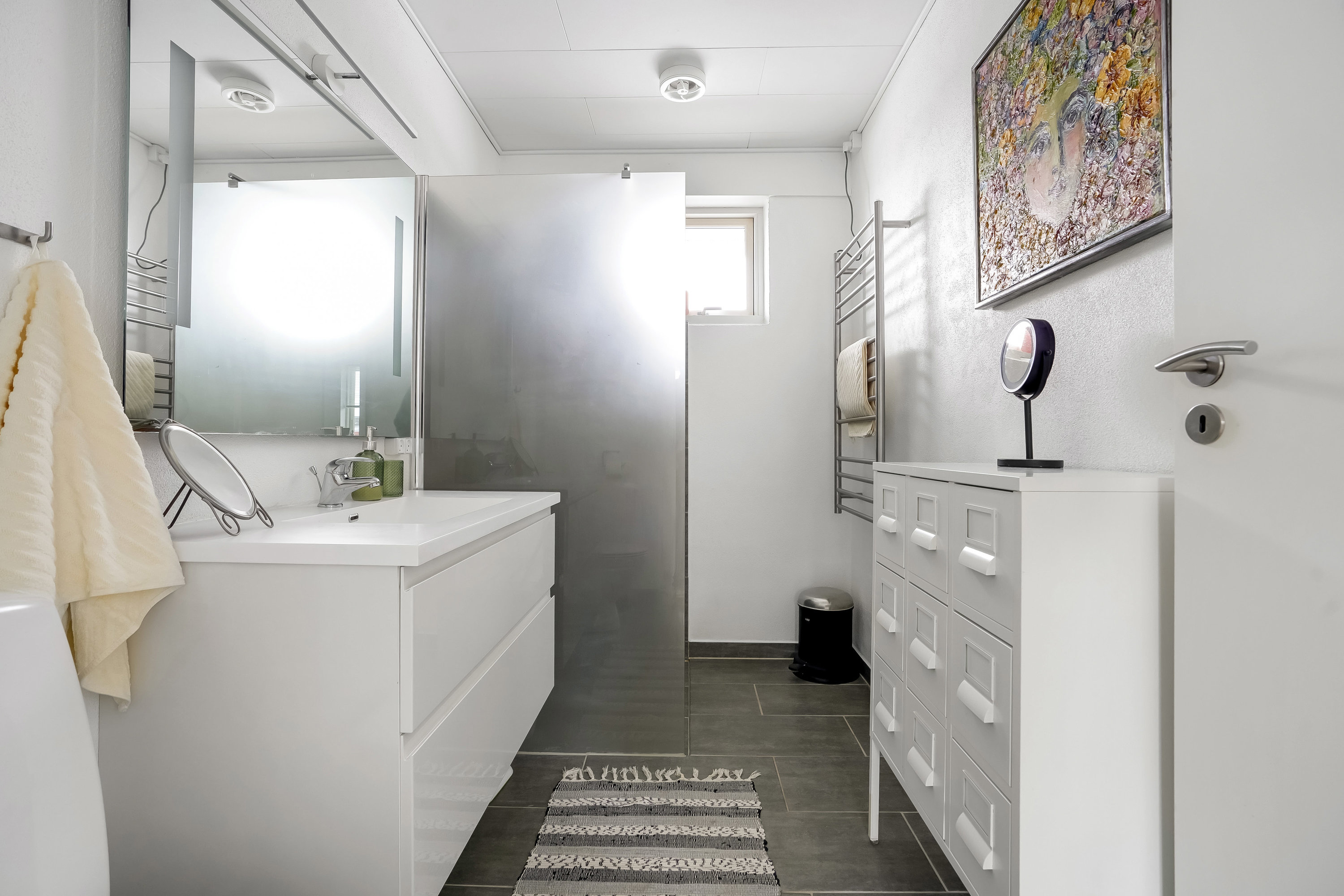 Fremhævet badeværelse billede i fuldskærmstilstand. Billede af Åparken 11, 7171 Uldum