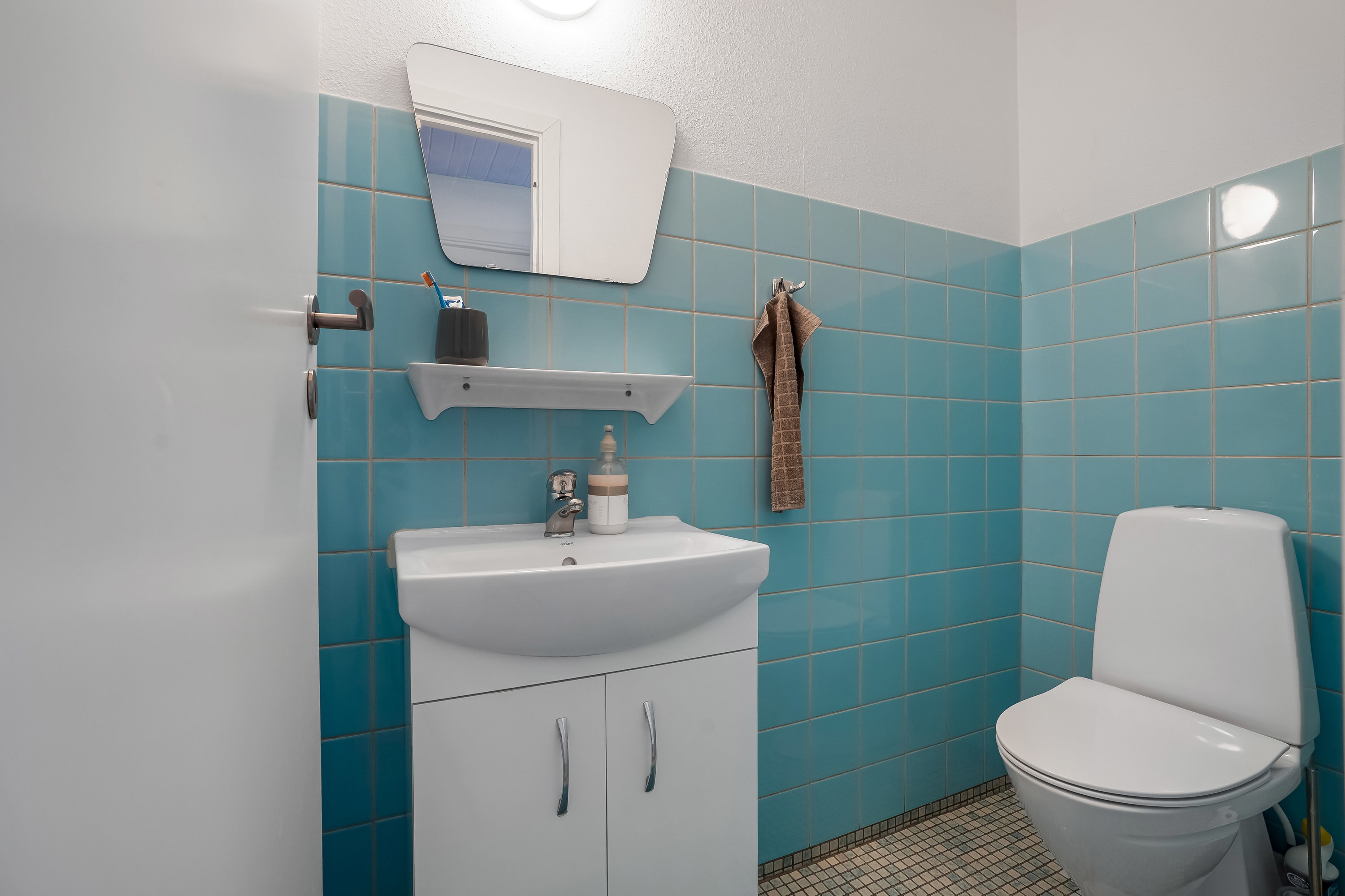 Fremhævet toilet billede i fuldskærmstilstand. Billede af Åparken 11, 7171 Uldum