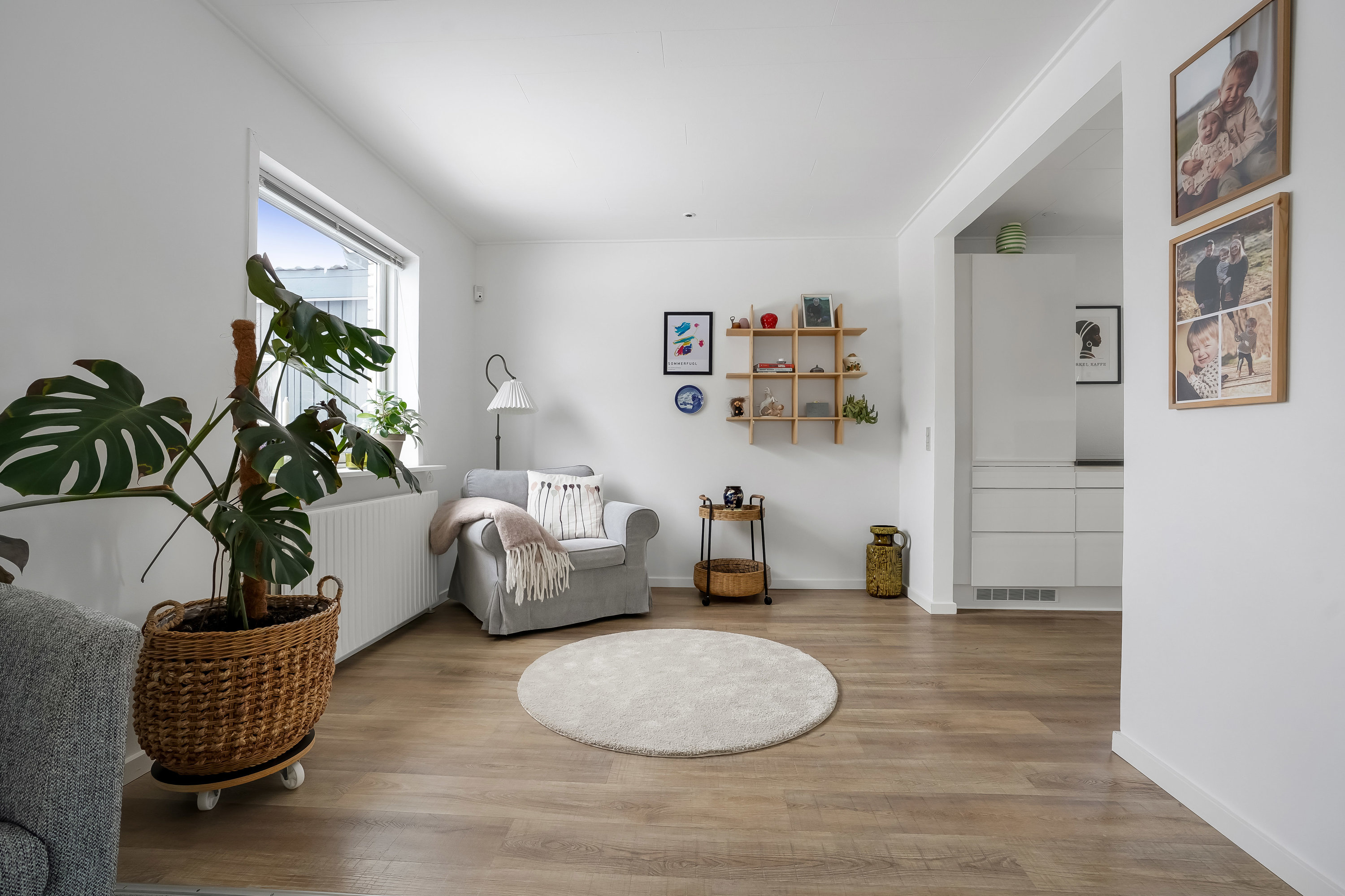 Fremhævet stue billede i fuldskærmstilstand. Billede af Åparken 11, 7171 Uldum