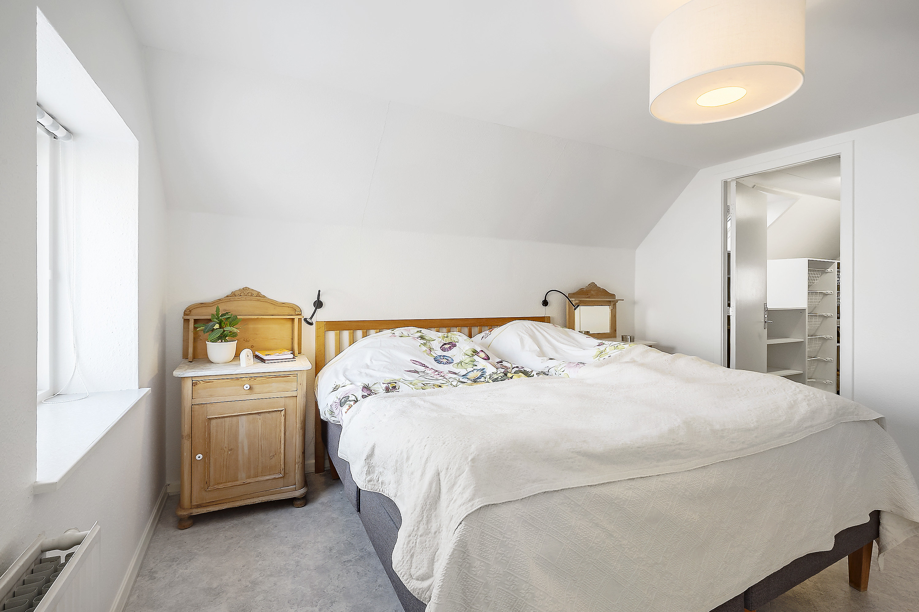 Fremhævet soveværelse med walk-in billede i fuldskærmstilstand. Billede af Veggerbyvej 116, Veggerby, 9240 Nibe